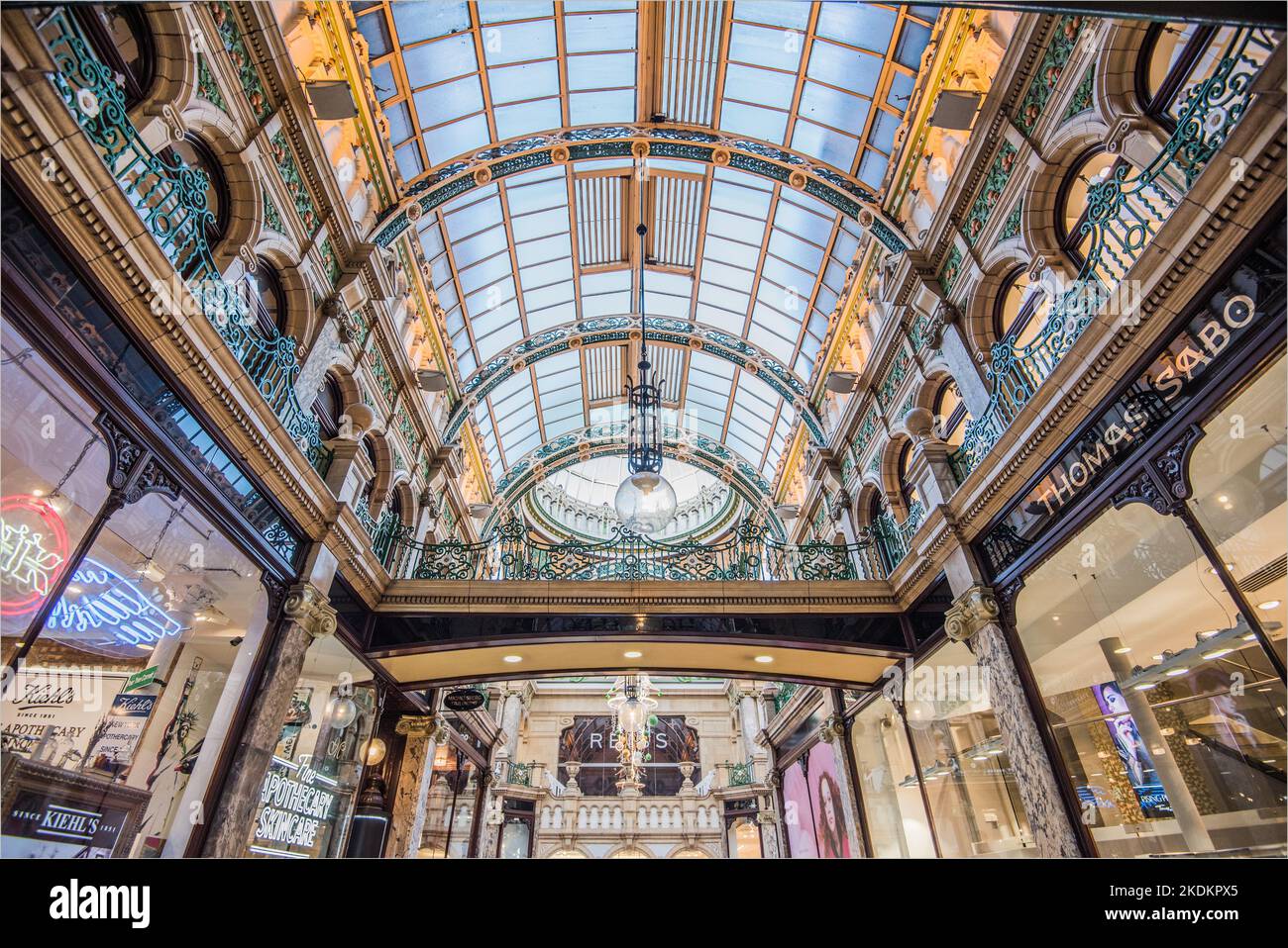 Thomas Sabo e altri prestigiosi negozi si trovano in questa superba galleria al largo di Briggate, nello Yorkshire di Leeds Foto Stock