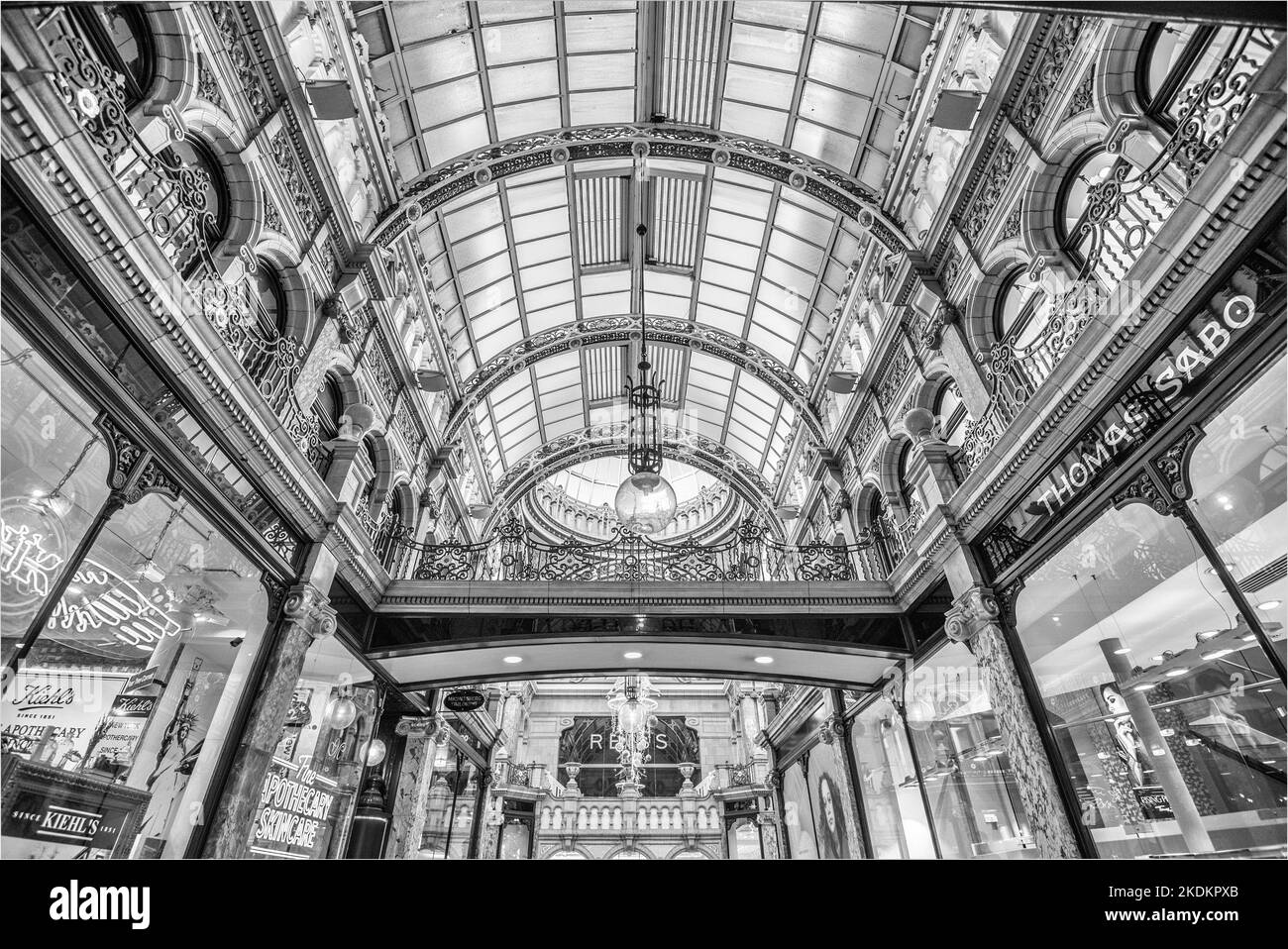 Thomas Sabo e altri prestigiosi negozi si trovano in questa superba galleria al largo di Briggate, nello Yorkshire di Leeds Foto Stock