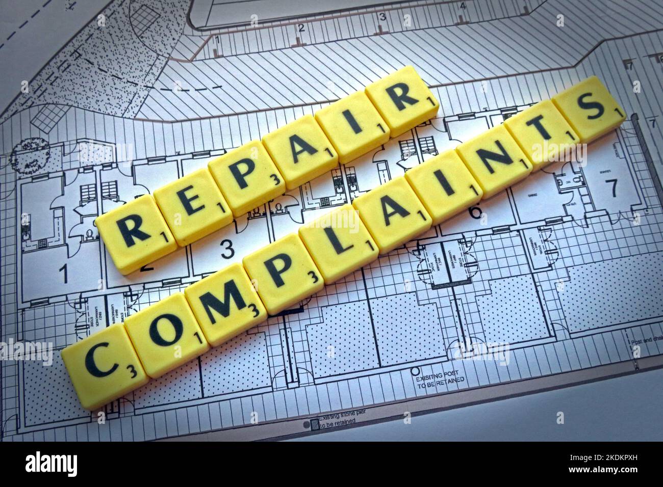 Reclami di riparazione - lettere di scrabble sui programmi per uno schema di alloggiamento - problemi della proprietà Foto Stock
