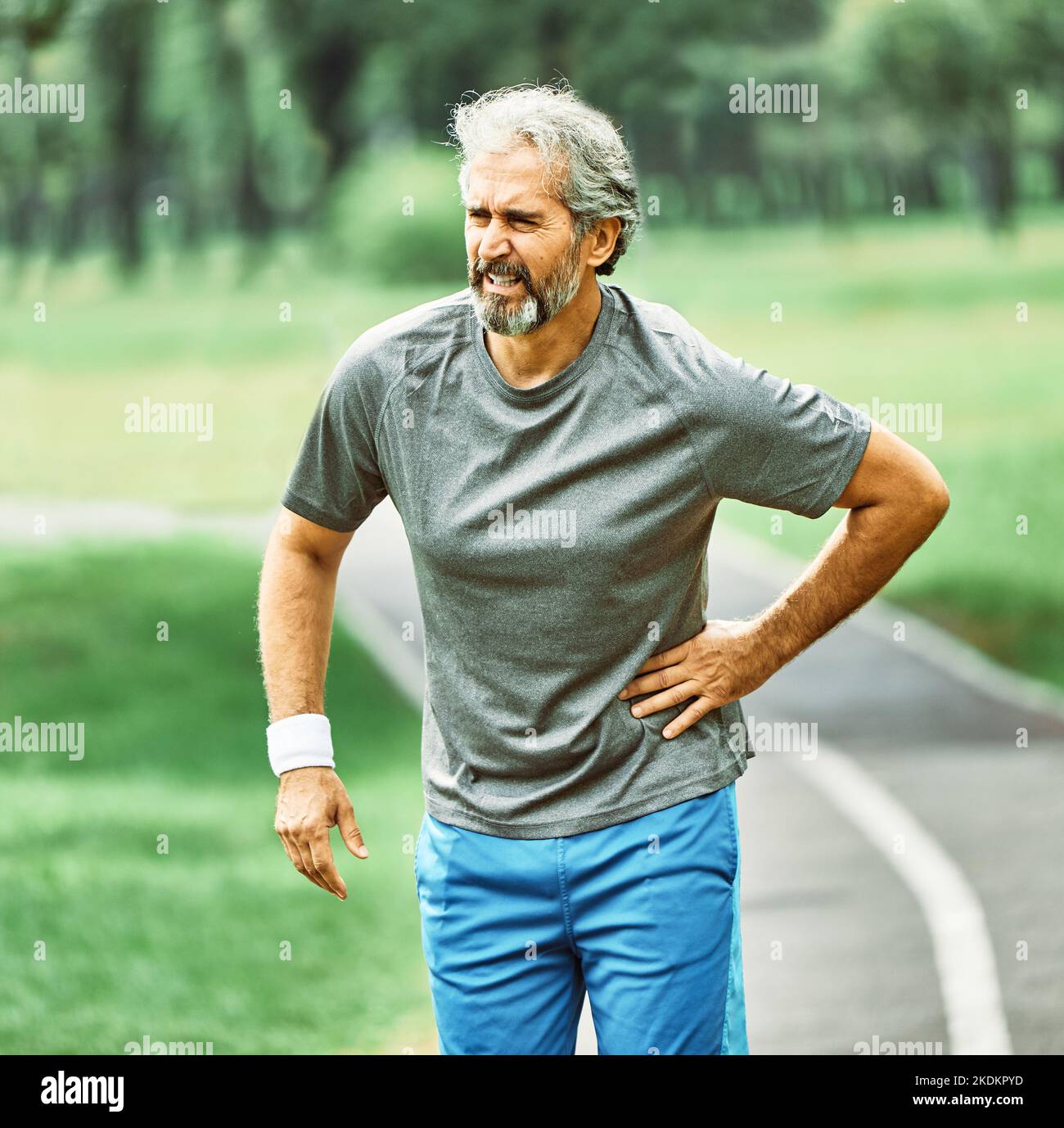 senio esercizio esercizio in esecuzione uomo attivo fitness jogging dolore anca lesione schiena ossa artrite malattia torace cura salute idoneità malattia dolore Foto Stock