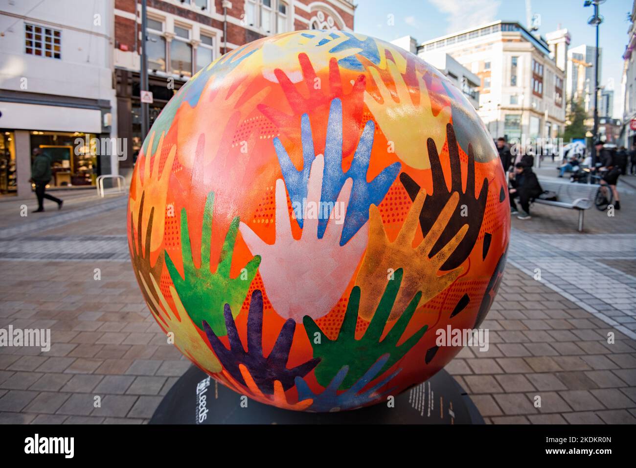 Il programma INSPIRE a Leeds - The World Reimagined, percorsi di oltre 100 grandi strutture del globo in sette città in tutto il Regno Unito. Questi erano a Briggate. Foto Stock