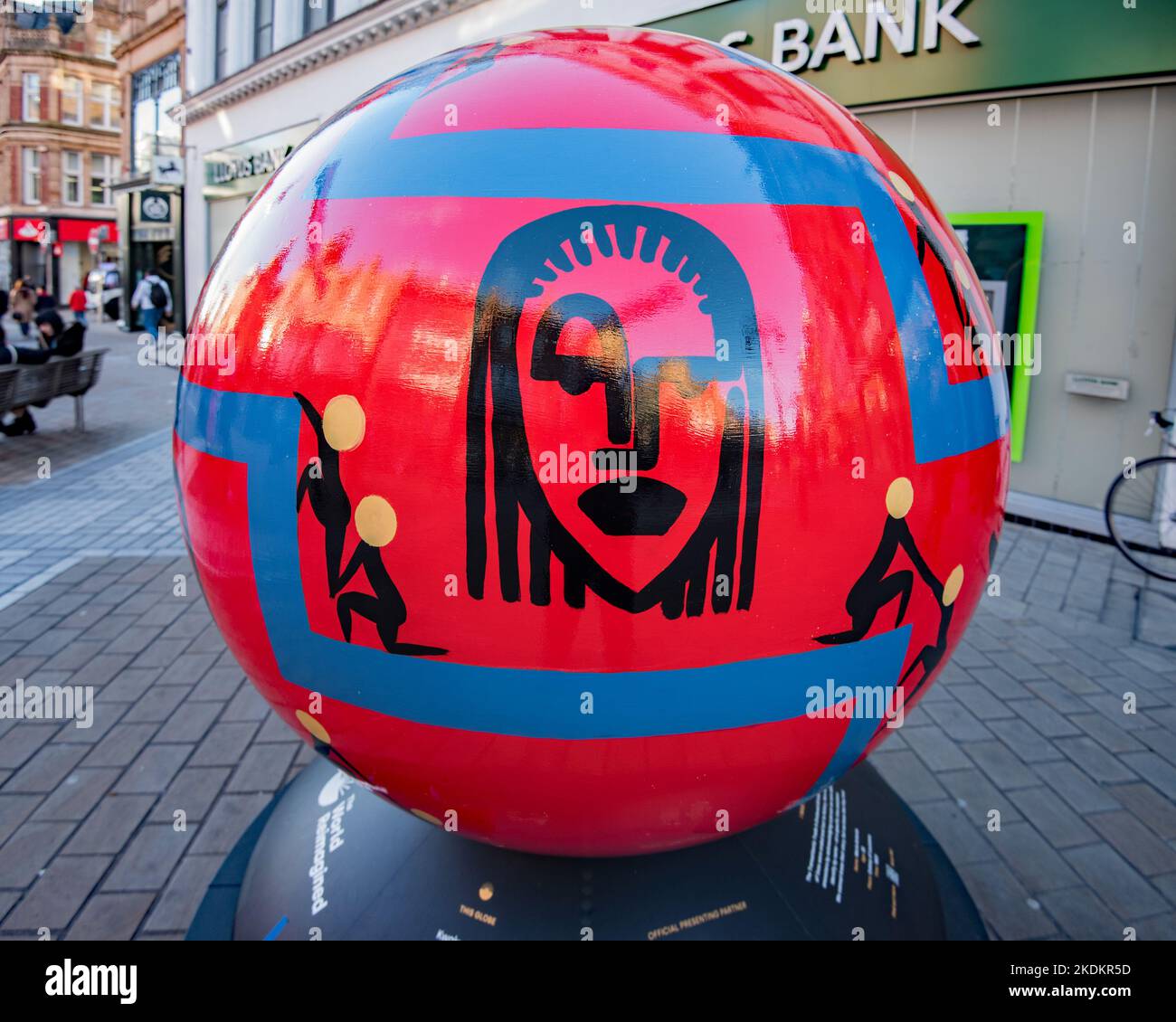 Il programma INSPIRE a Leeds - The World Reimagined, percorsi di oltre 100 grandi strutture del globo in sette città in tutto il Regno Unito. Questi erano a Briggate. Foto Stock