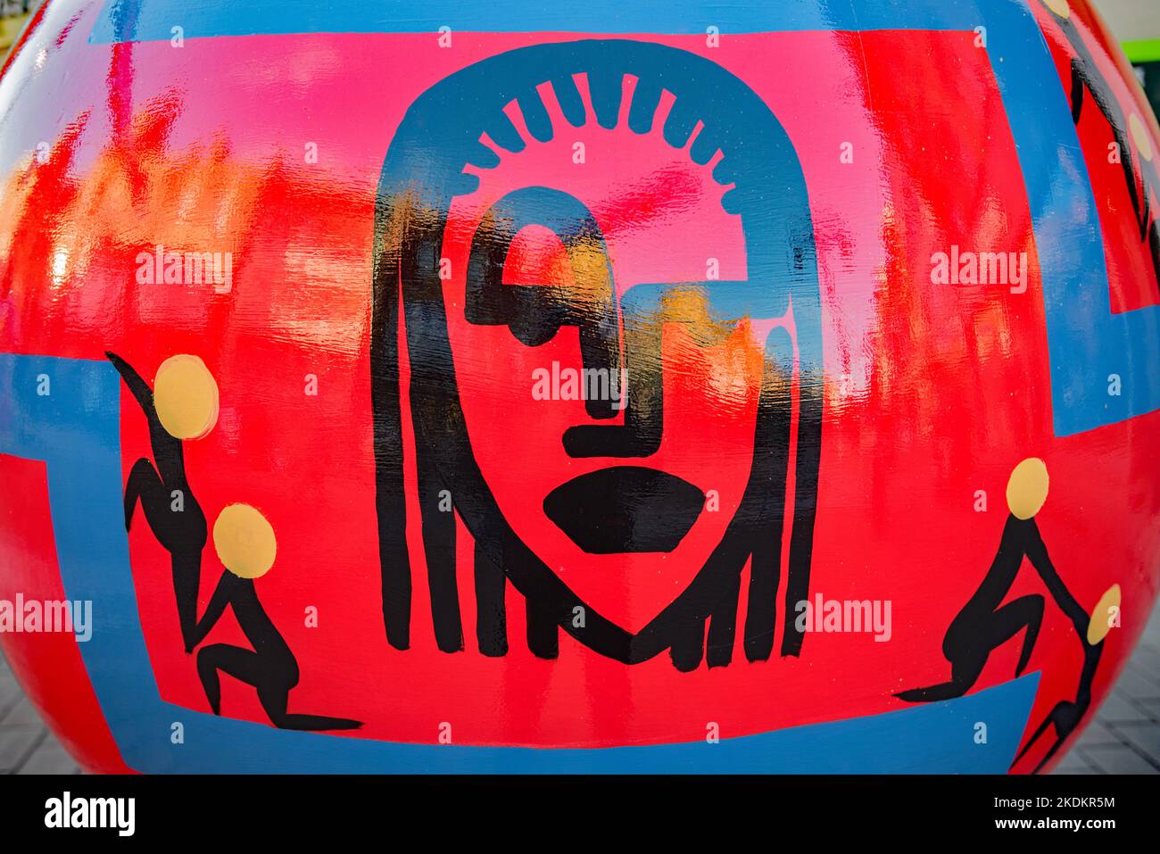 Il programma INSPIRE a Leeds - The World Reimagined, percorsi di oltre 100 grandi strutture del globo in sette città in tutto il Regno Unito. Questi erano a Briggate. Foto Stock