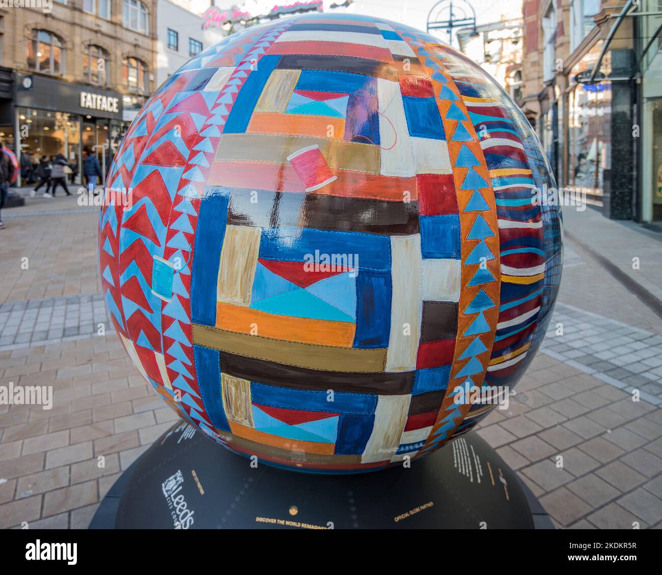 Il programma INSPIRE a Leeds - The World Reimagined, percorsi di oltre 100 grandi strutture del globo in sette città in tutto il Regno Unito. Questi erano a Briggate. Foto Stock
