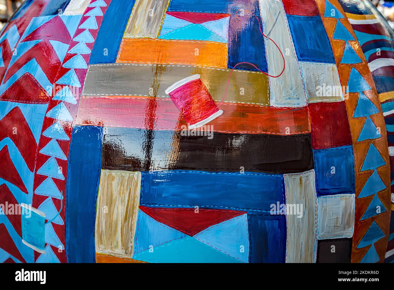 Il programma INSPIRE a Leeds - The World Reimagined, percorsi di oltre 100 grandi strutture del globo in sette città in tutto il Regno Unito. Questi erano a Briggate. Foto Stock