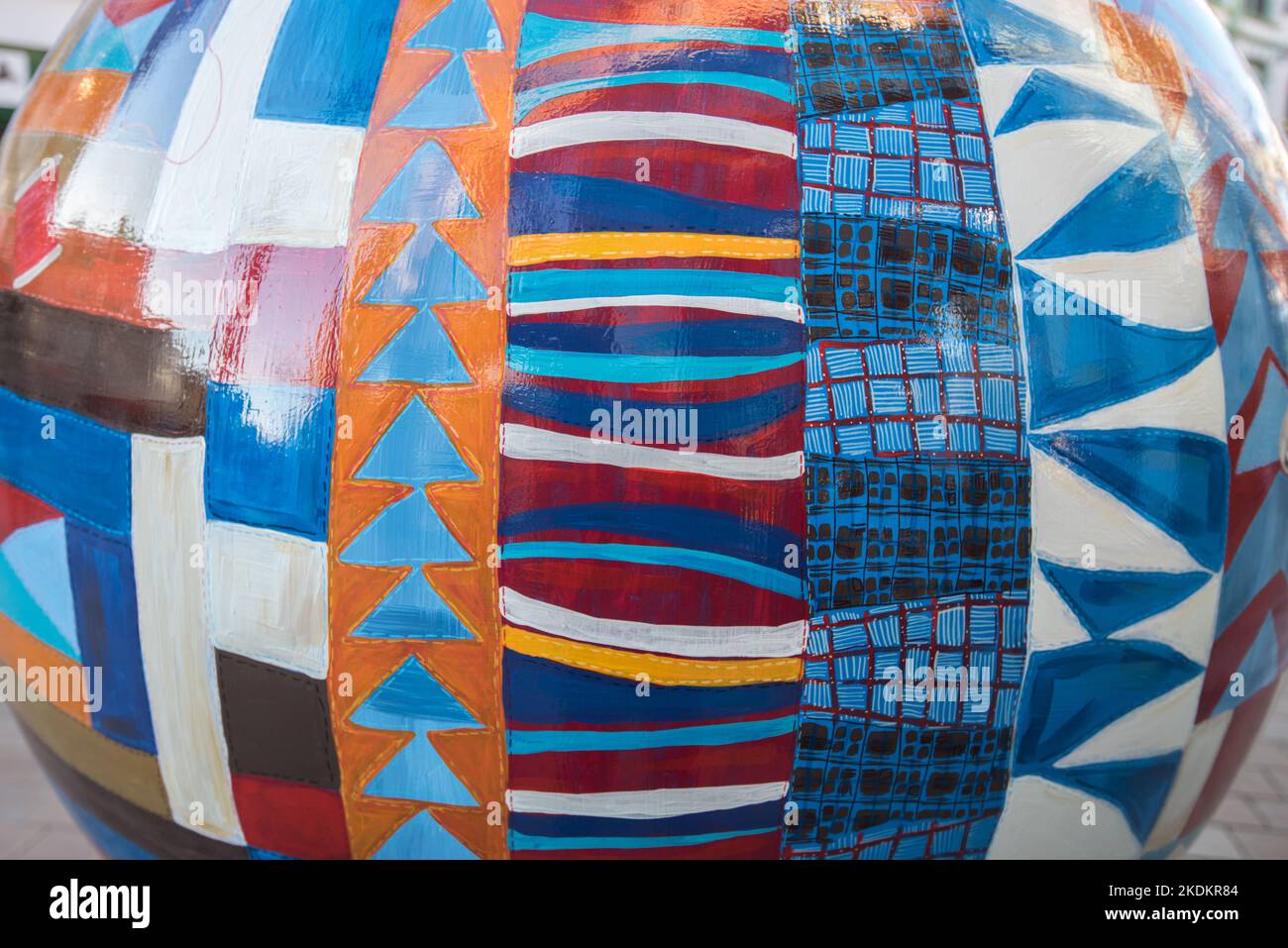 Il programma INSPIRE a Leeds - The World Reimagined, percorsi di oltre 100 grandi strutture del globo in sette città in tutto il Regno Unito. Questi erano a Briggate. Foto Stock