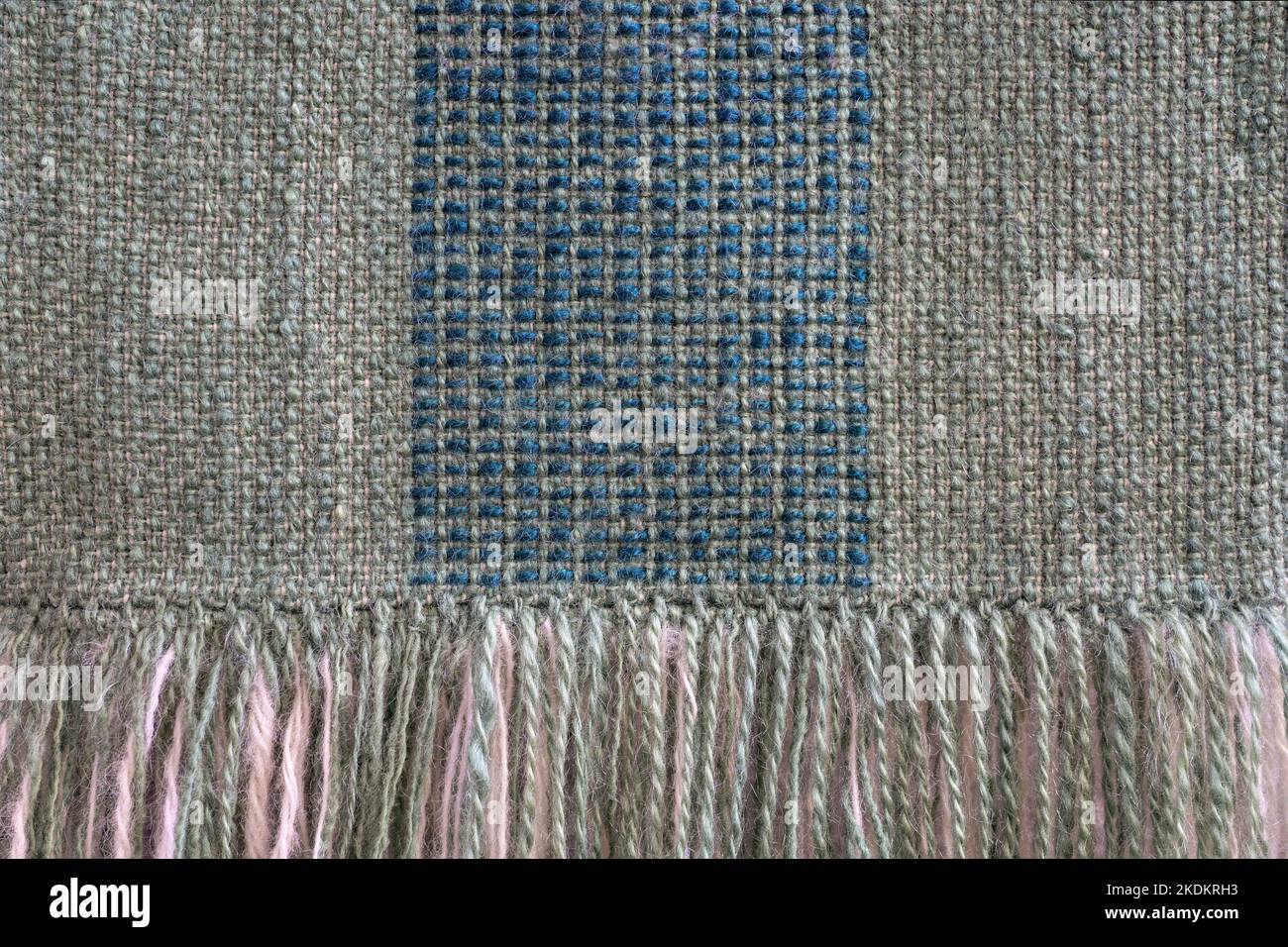 Tessuto di lana grezza in grigio e blu con frange Foto Stock