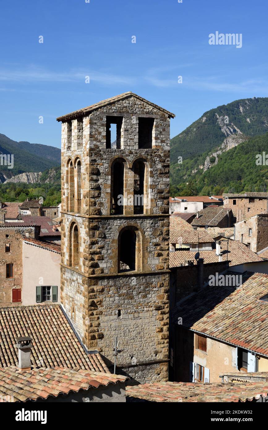 Campanile romanico o Campanile (1445) della Chiesa di San Vittore (fondata c 11esimo) & Vista sui tetti Castellane Alpes-de-Haute-Provence Provenza Francia Foto Stock