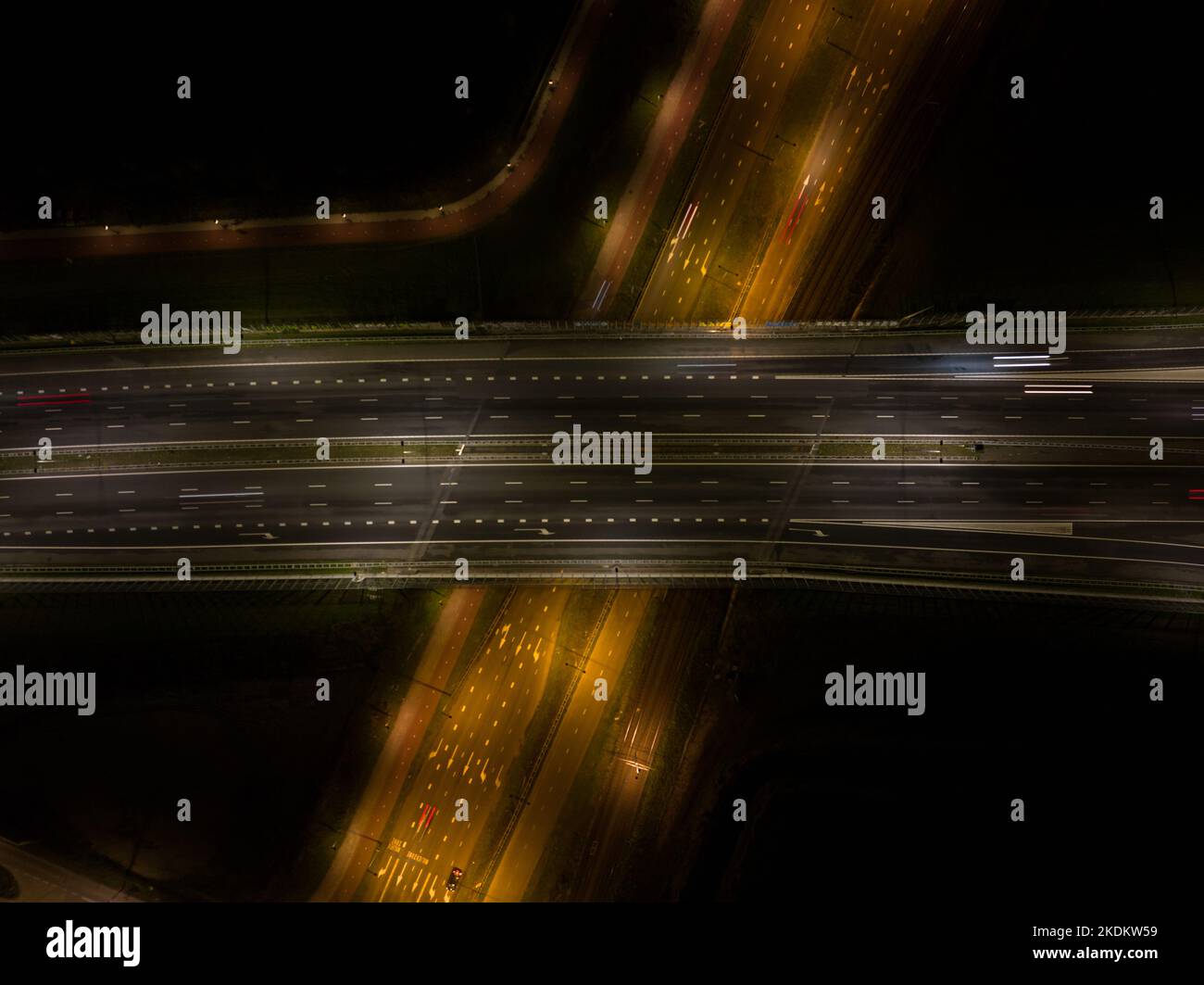 A10 traffico notturno sull'autostrada. Infrastrutture autostradali al buio luce del traffico dinamico in movimento sulla strada ad Amsterdam IJburg nei Paesi Bassi Foto Stock