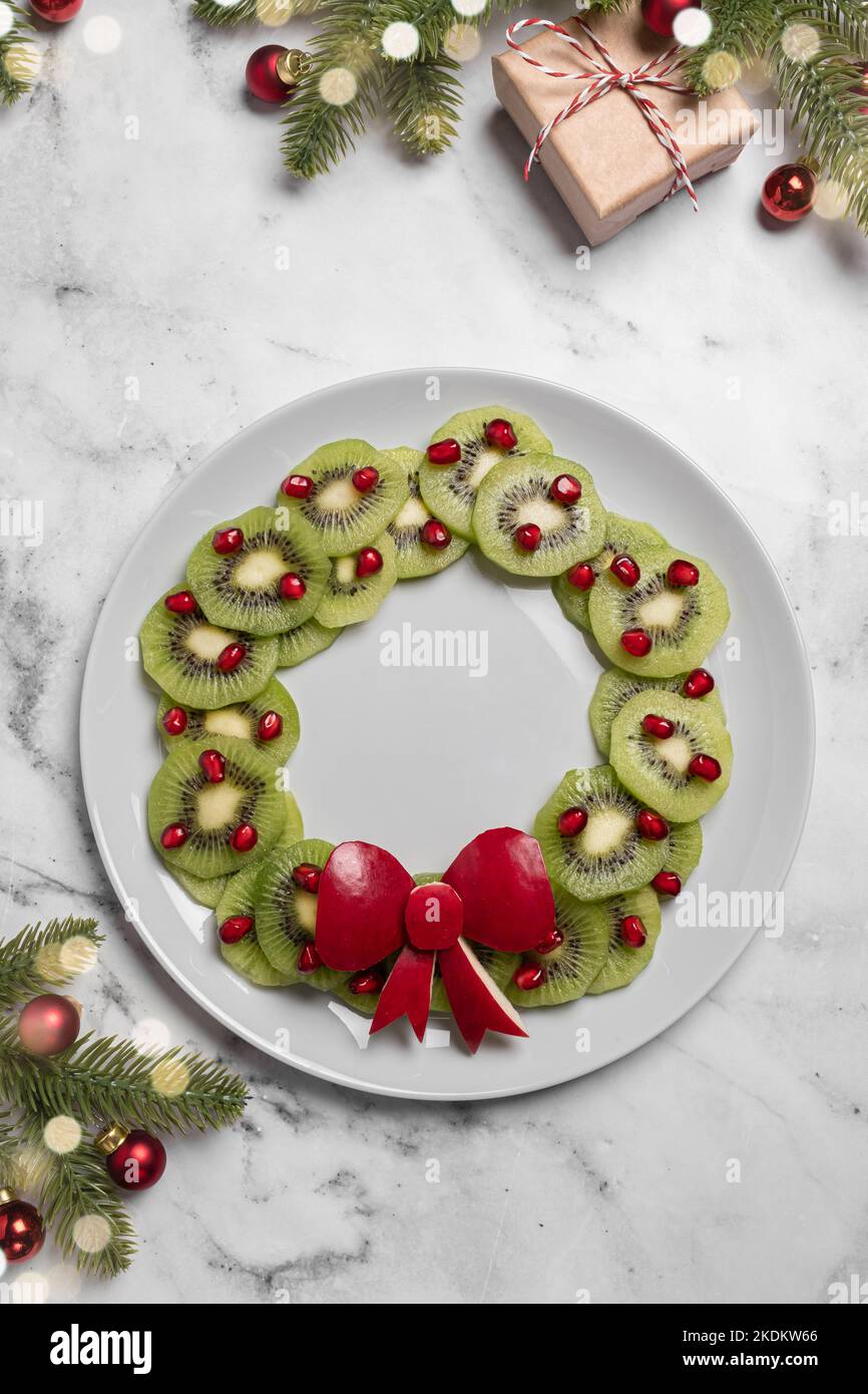 Insalata di frutta di Natale con kiwi e melograno Foto Stock
