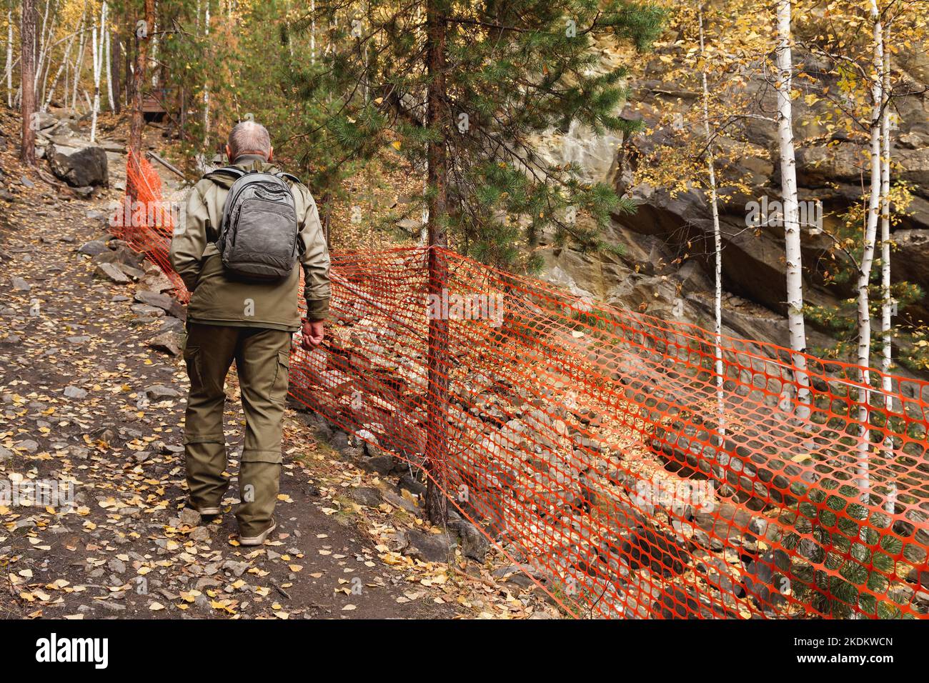 Ritratto di un uomo anziano. Un viaggio alle vecchie miniere di mica nei Monti Urali. Un turista anziano esplora le vecchie grotte abbandonate Foto Stock