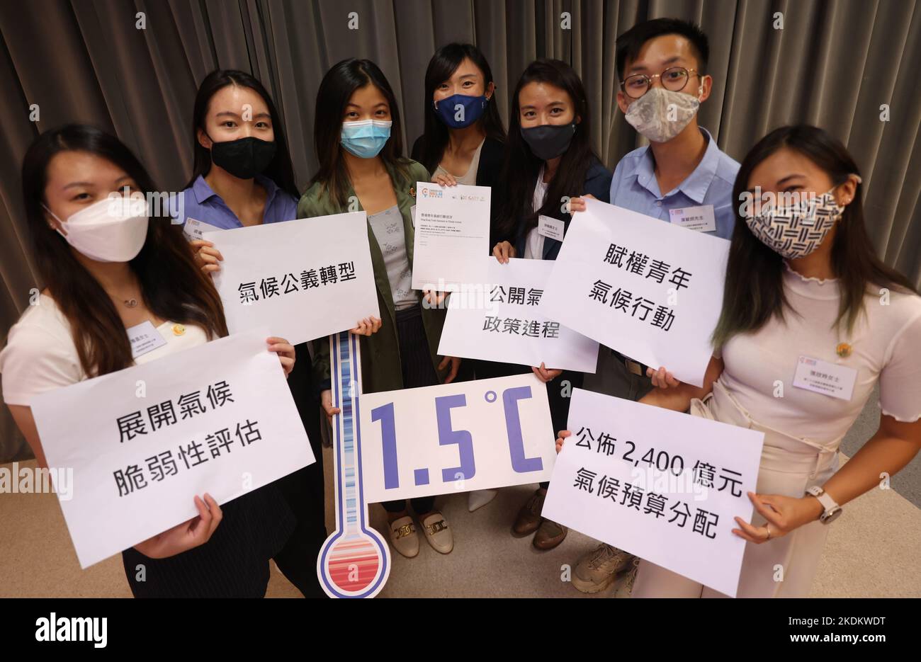 (L-R) Judy Cheung Nga-ching; Carly Leung Pui-yee; Lam Chin-chin; Connie Lam Chung-yan; Hiuching Chan Hui-ching; Ryan Yip Yuk-long e Venus Cheung Yan-ling posano per una foto durante la conferenza stampa di annuncio di Hong Kong Youth Statement on Climate Actions a WAN Chai. Otto giovani locali rappresenteranno Hong Kong e parteciperanno alla Conferenza delle Nazioni Unite sul cambiamento climatico (COP27) che si terrà in Egitto all'inizio di novembre. 14OCT22 SCMP/Yik Yeung-man Foto Stock