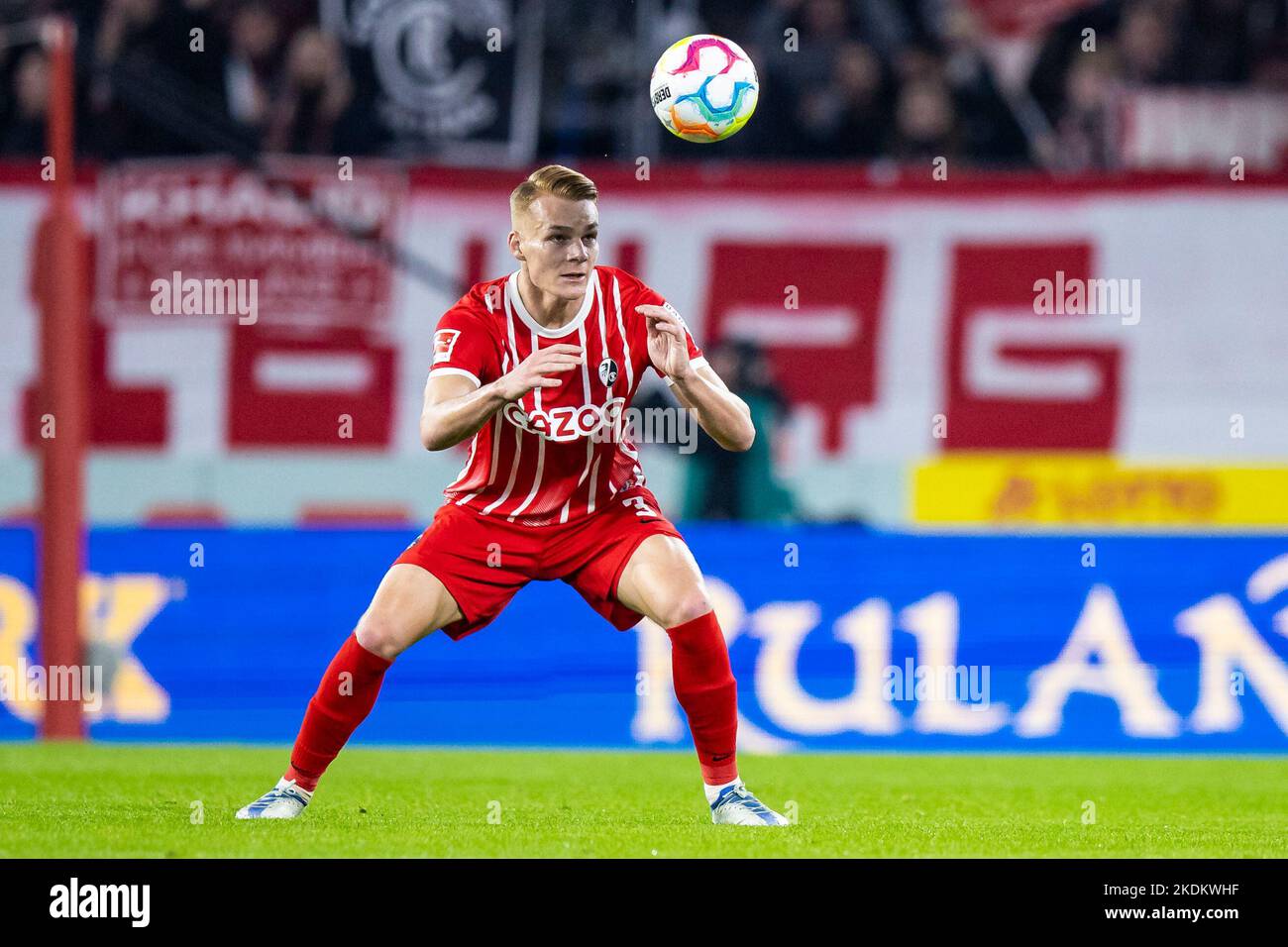 Friburgo in Breisgau, Germania. 06th Nov 2022. Calcio: Bundesliga, SC Friburgo - 1. FC Köln, giorno 13, Europa-Park Stadion. Philipp Lienhart di Friburgo in azione. Credito: Tom Weller/dpa - NOTA IMPORTANTE: In conformità ai requisiti della DFL Deutsche Fußball Liga e del DFB Deutscher Fußball-Bund, è vietato utilizzare o utilizzare fotografie scattate nello stadio e/o della partita sotto forma di sequenze di immagini e/o serie di foto simili a video./dpa/Alamy Live News Foto Stock