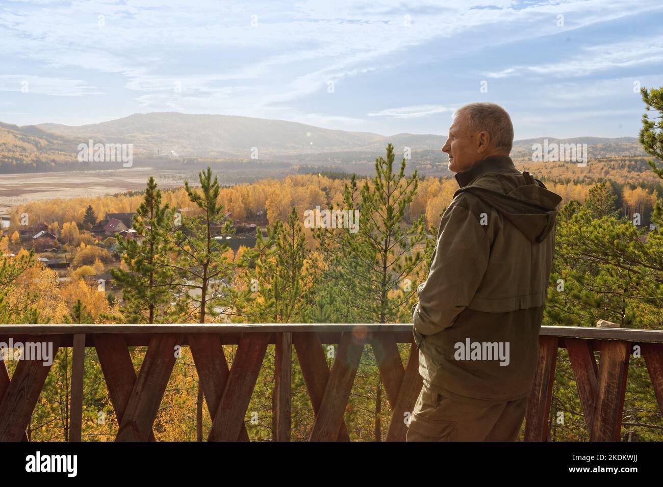 Ritratto di un uomo anziano. Viaggi in vacanza nelle montagne Ural. Foto Stock