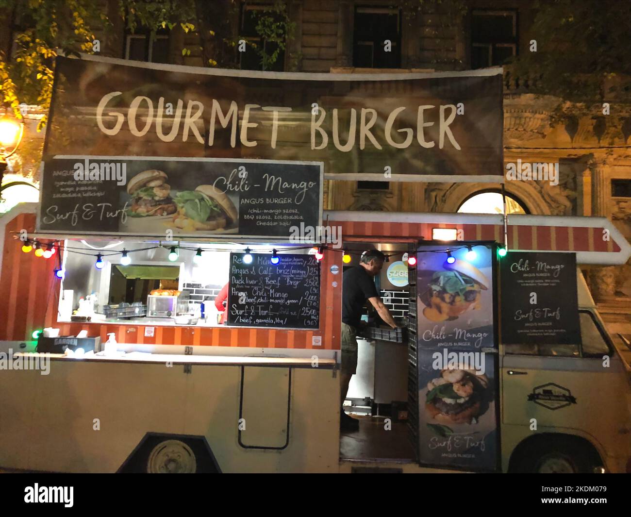 Street Burger festival nel centro di Budapest. Hamburger, mensa Street food. Budapest, Ungheria Foto Stock