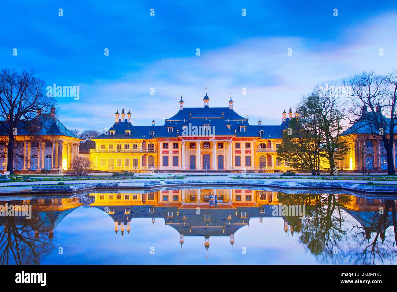 Castello Pillnitz a Dresda al crepuscolo, Germania Foto Stock