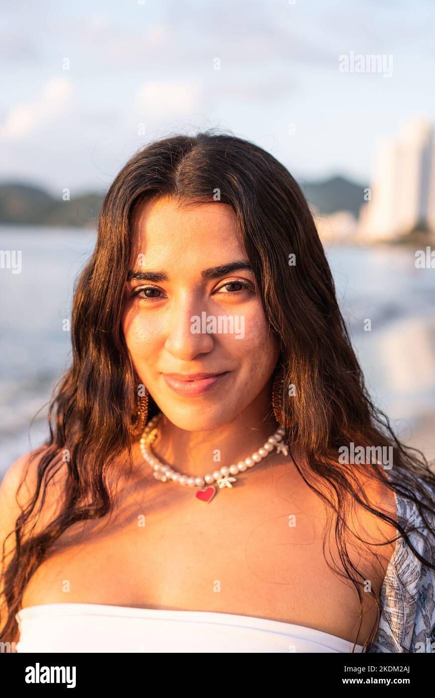 Ritratto di Una bella donna di razza mista sulla spiaggia Foto Stock
