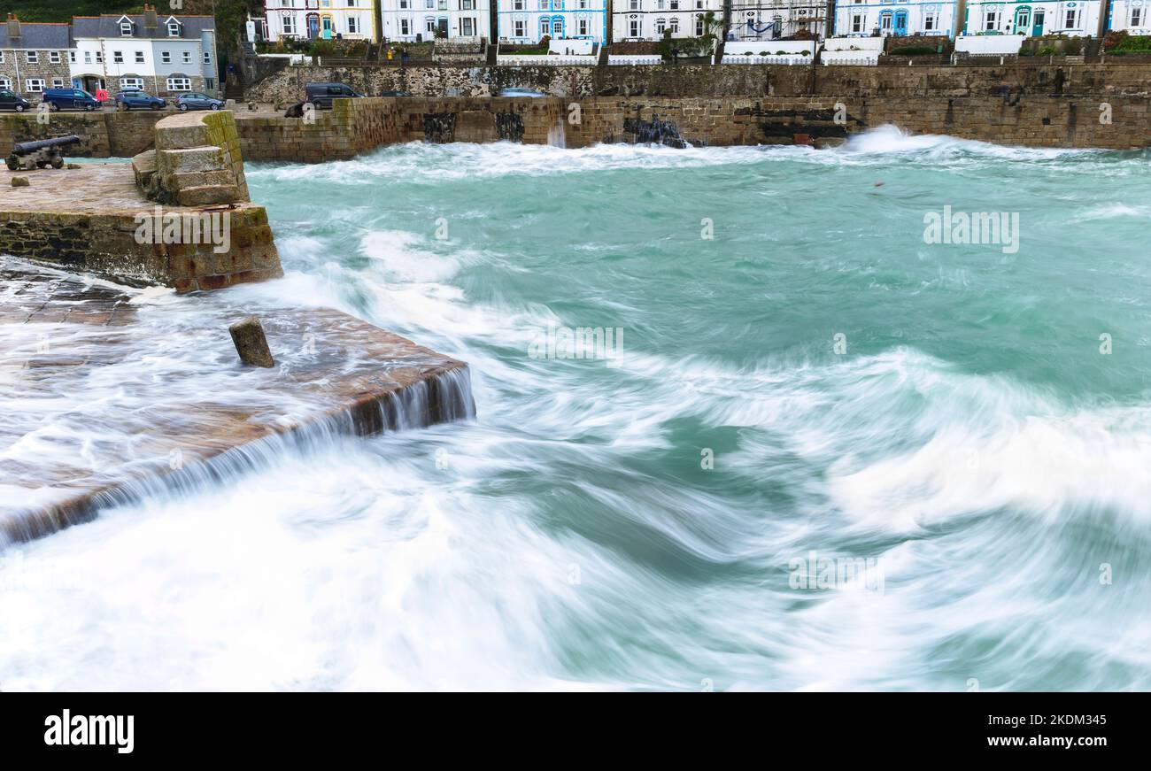 Porto di Porthleven che ha colpito una tempesta nell'autunno 2022 Foto Stock