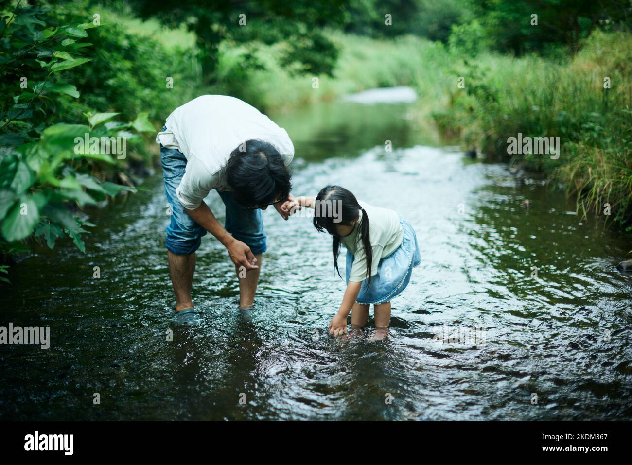 Bambino giapponese con suo padre al parco cittadino Foto Stock