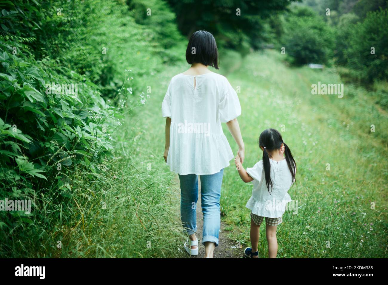 Bambino giapponese con la madre al parco cittadino Foto Stock