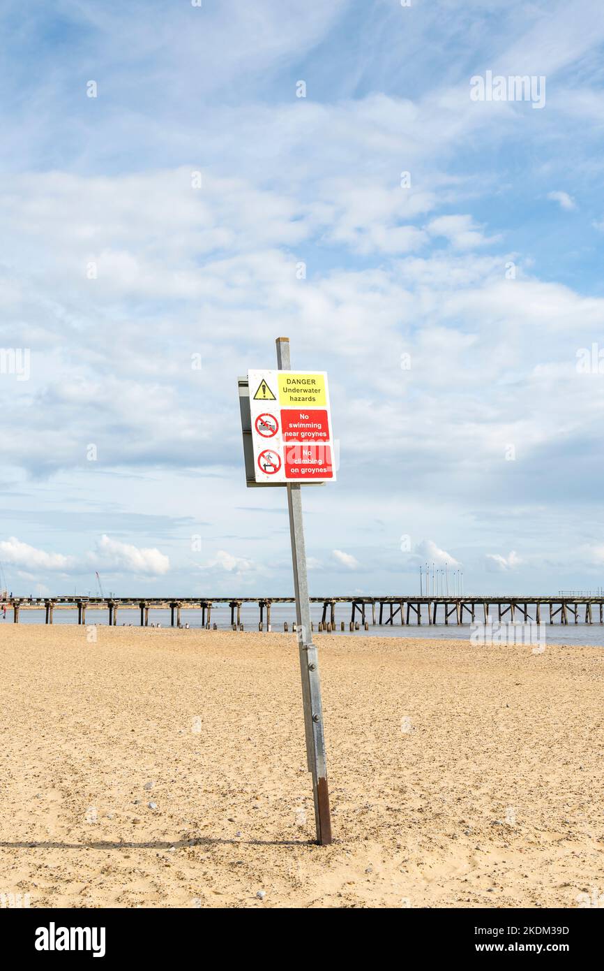 Cartello pericolo sulla spiaggia di Lowestoft 2022 Foto Stock