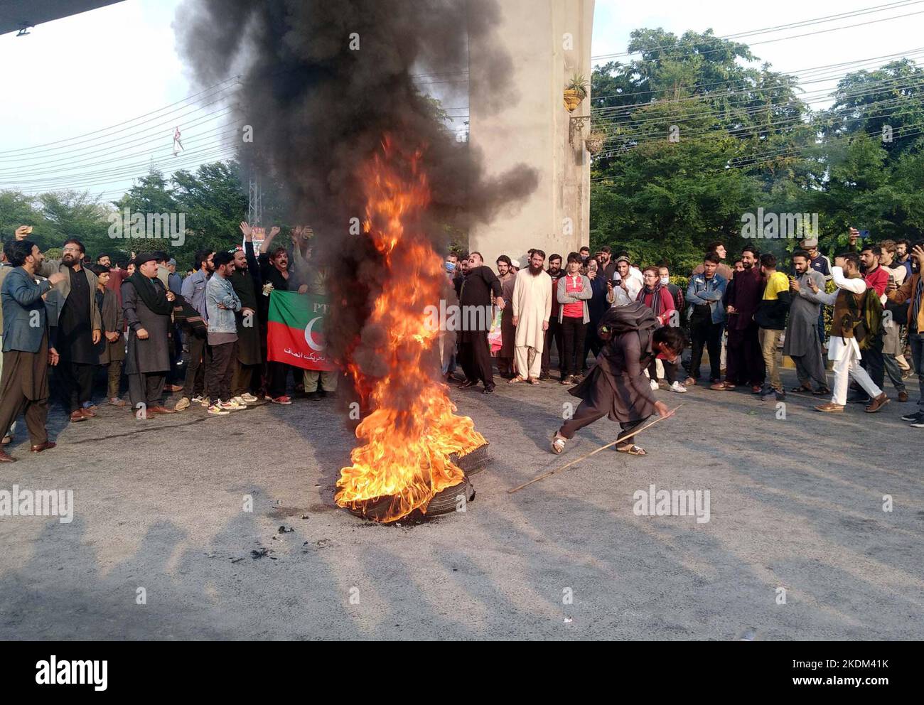 Hyderabad, Pakistan, 07 novembre 2022. Gli attivisti di Tehreek-e-INSAF (PTI) sono bloccati su strada e bruciano le gomme mentre stanno organizzando una manifestazione di protesta contro l'attacco contro il capo del partito e l'ex primo ministro Imran Khan a Wazirabad durante la lunga marcia, a Murree Road a Rawalpindi lunedì 07 novembre 2022. Foto Stock