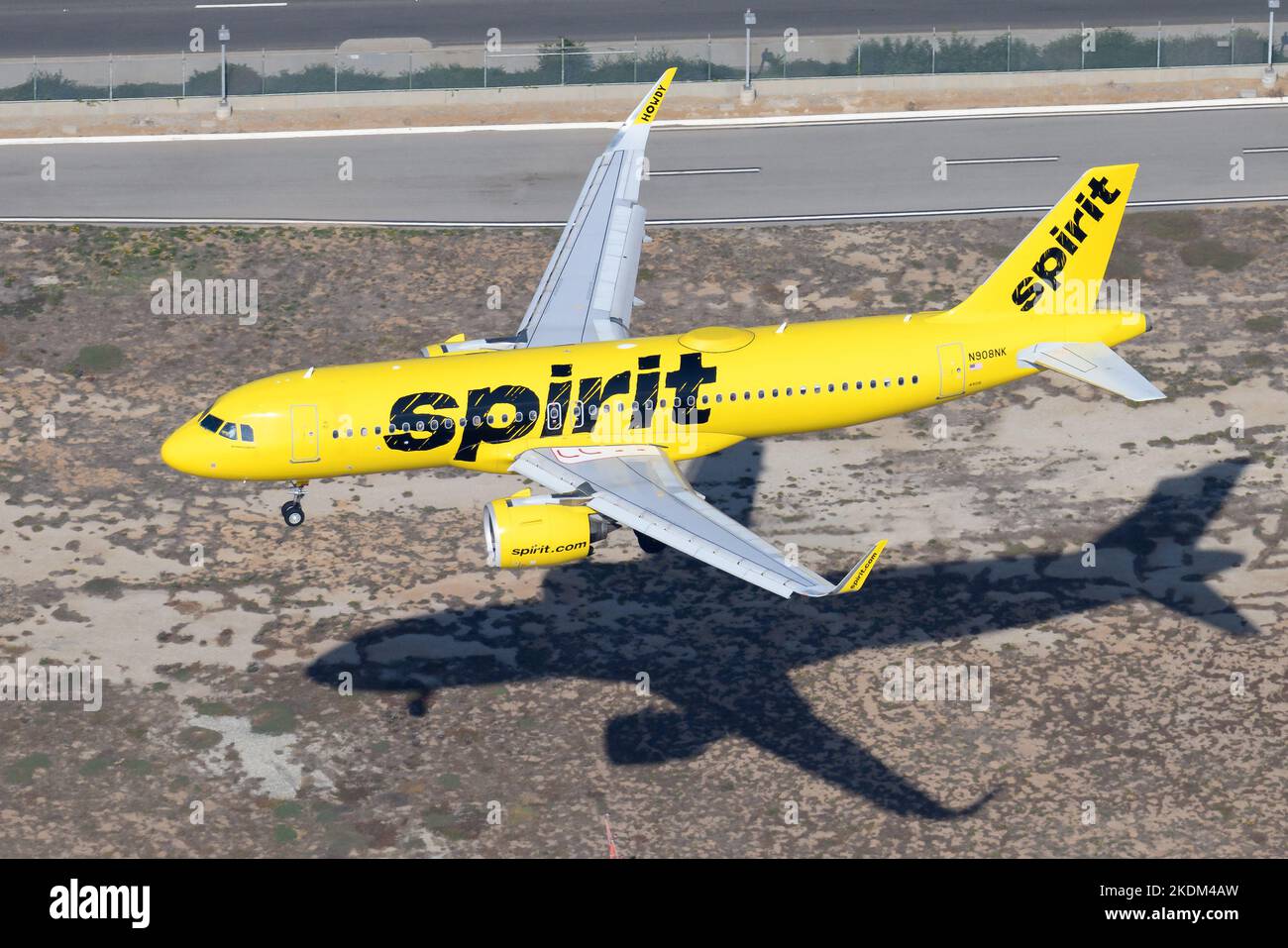 Atterraggio di aerei Spirit Airlines Airbus A320. Compagnia aerea low cost dagli Stati Uniti con aerei in livrea gialla. Aereo A320neo di Spirirt Airlines Foto Stock