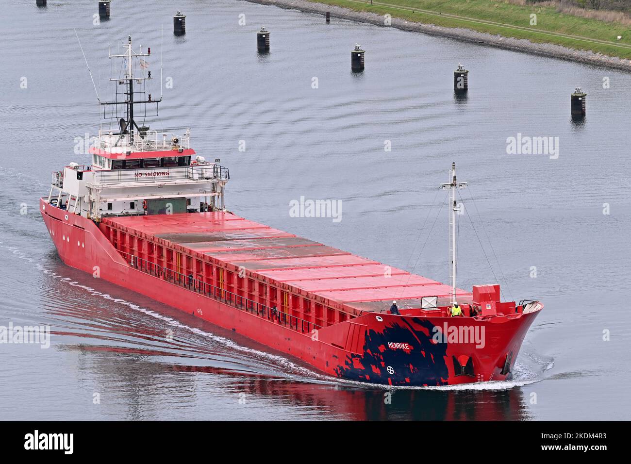 General Cargo Ship HENRIKE al canale Kiel. La nuova vernice rossa rivela i vasi che erano di colore blu. Foto Stock