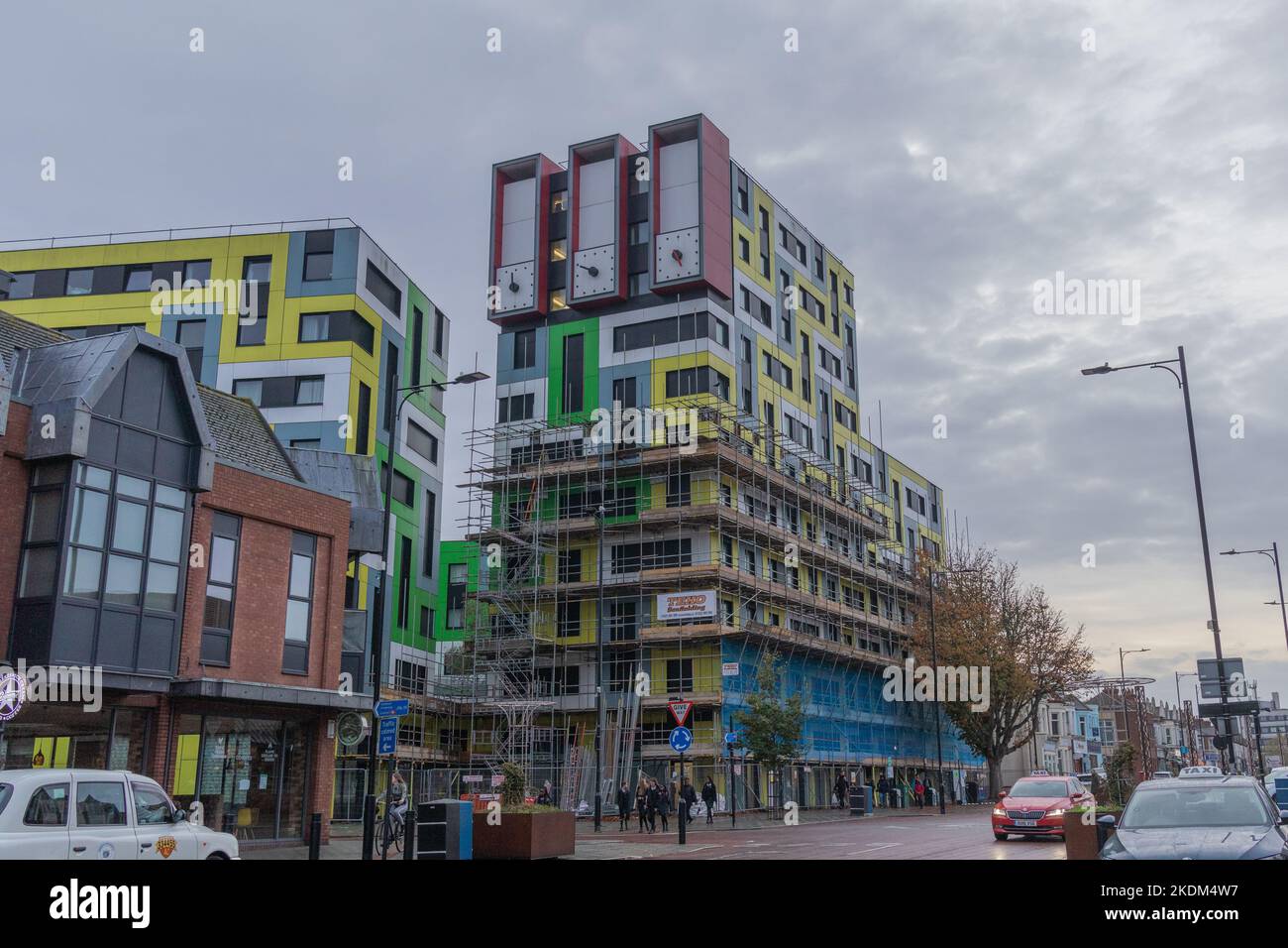 Southend on Sea, Regno Unito. 7th Nov 2022. I ponteggi vengono collocati intorno al blocco di alloggio del Southend University Campus in preparazione della rimozione del rivestimento esterno potenzialmente infiammabile. Penelope Barritt/Alamy Live News Foto Stock