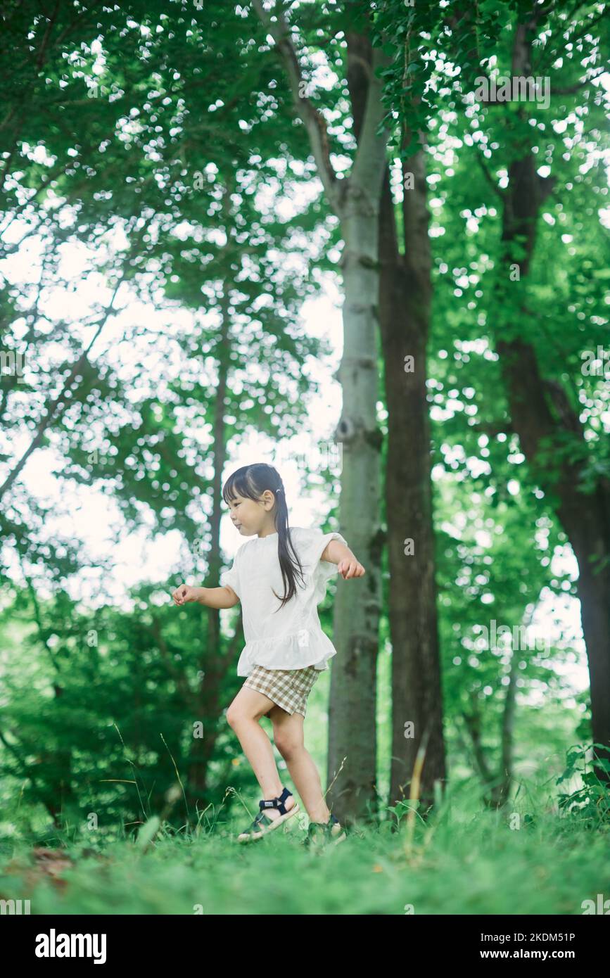 Bambino giapponese al parco cittadino Foto Stock