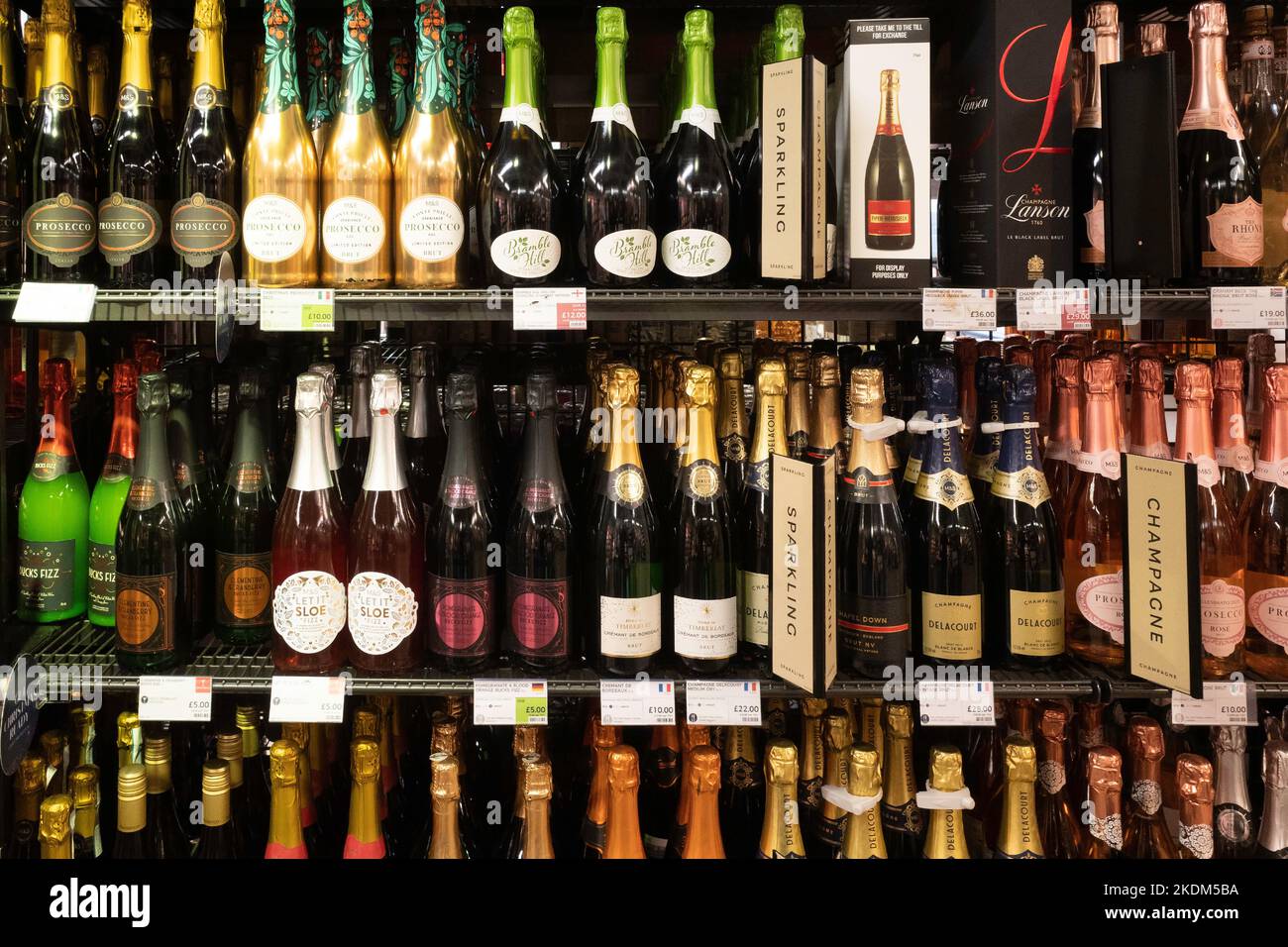 Un'esposizione di bottiglie di vino frizzante assortite in anticipo del commercio di Natale in un supermercato nel Regno Unito di Middlesbrough Foto Stock