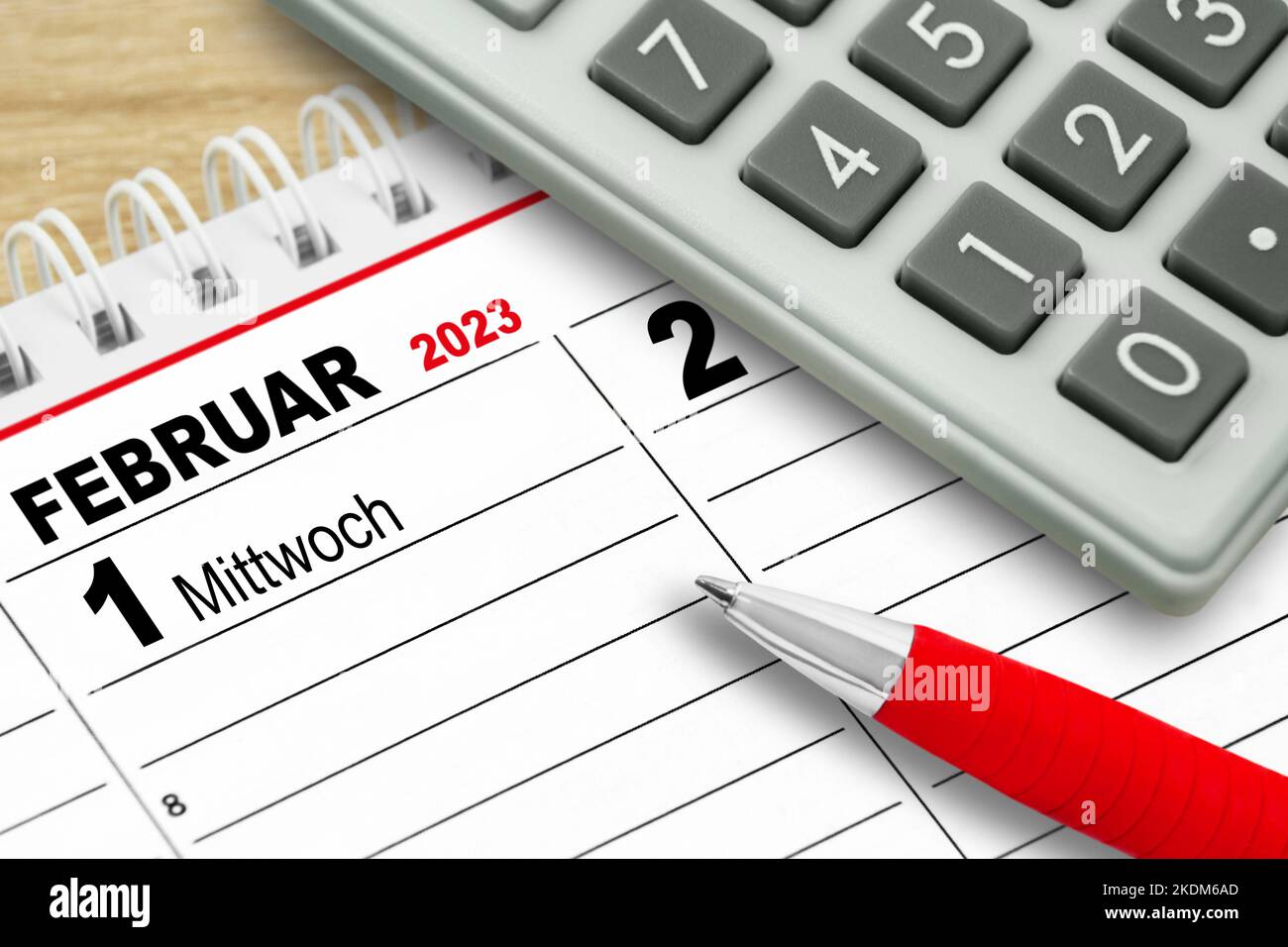 Calendario tedesco 2023 febbraio 1 Mercoledì e calcolatrice a matita rossa Foto Stock