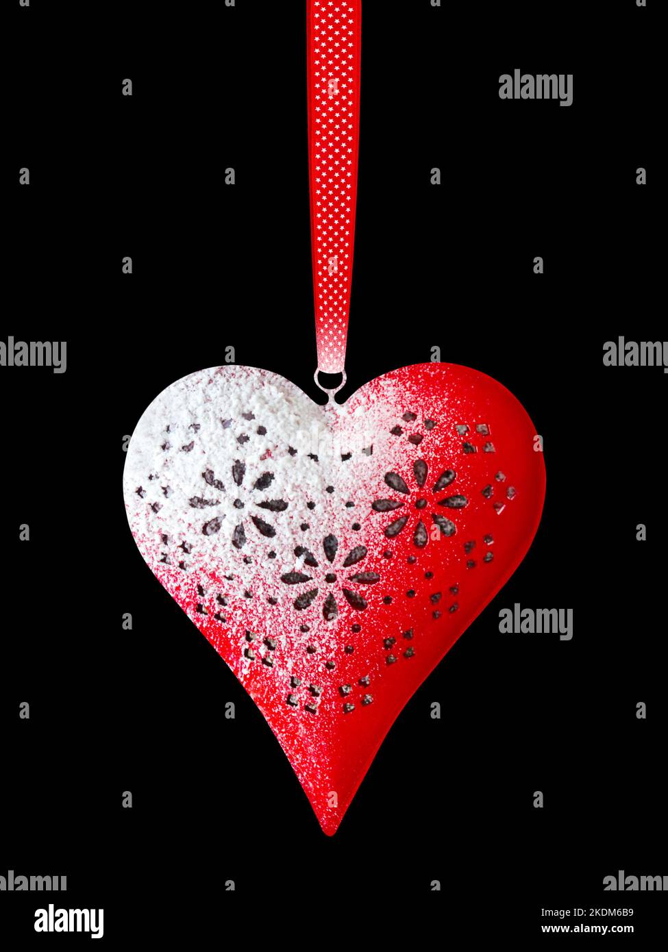 Rosso cuore di Natale con neve su sfondo nero Foto Stock
