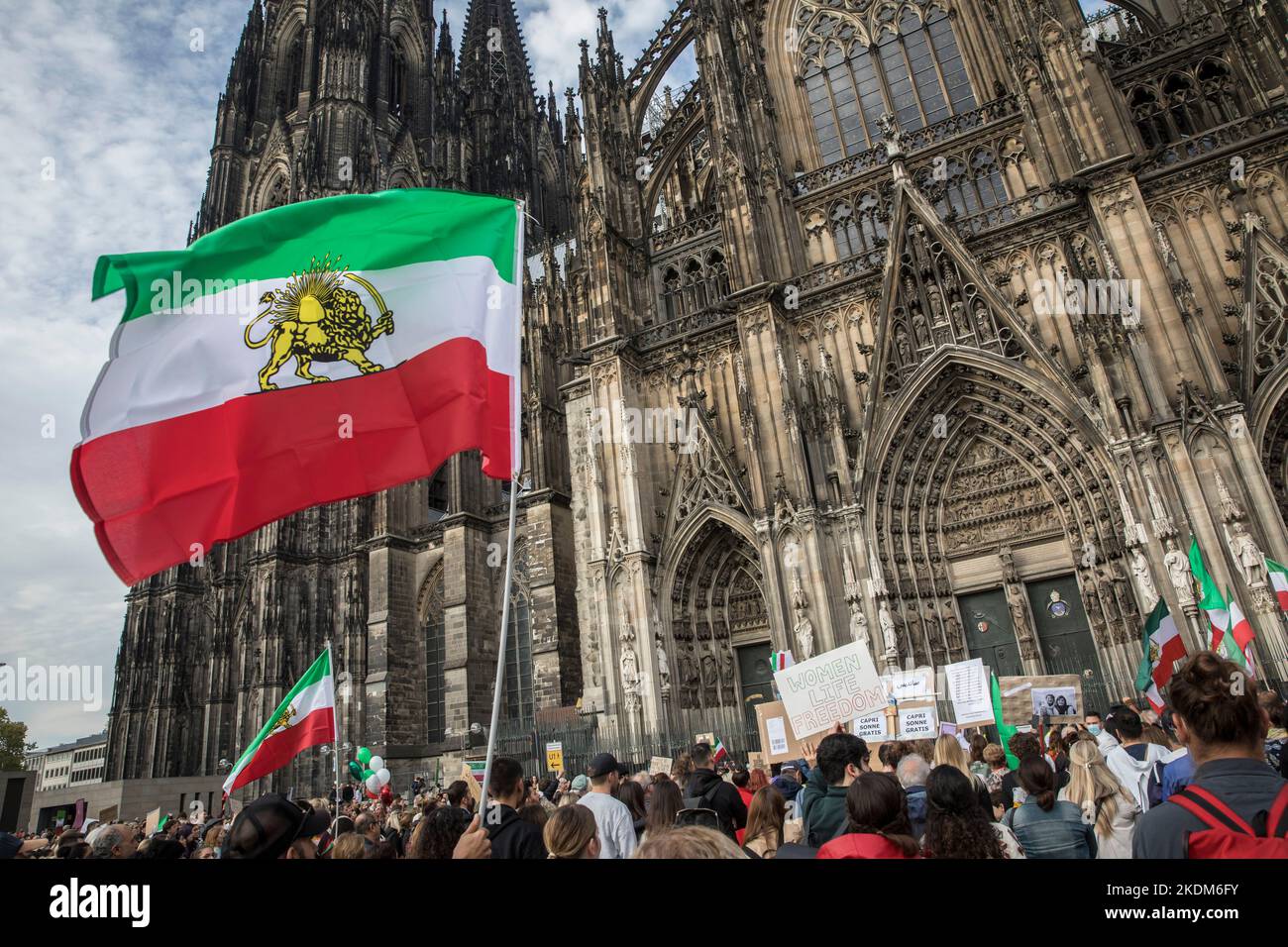 Manifestazione e raduno in solidarietà con le donne che protestano in Iran, slogan di protesta 'Donna. Vita. Freedom.', Colonia, Germania, 29.10.2022. Demonstrat Foto Stock