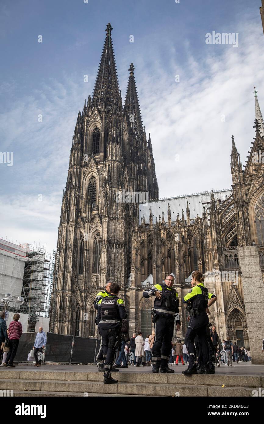 Uomini e donne della polizia di fronte alla cattedrale, Colonia, Germania. Polizisten und Polizistinnen vor dem Dom, Koeln, Deutschland. Foto Stock