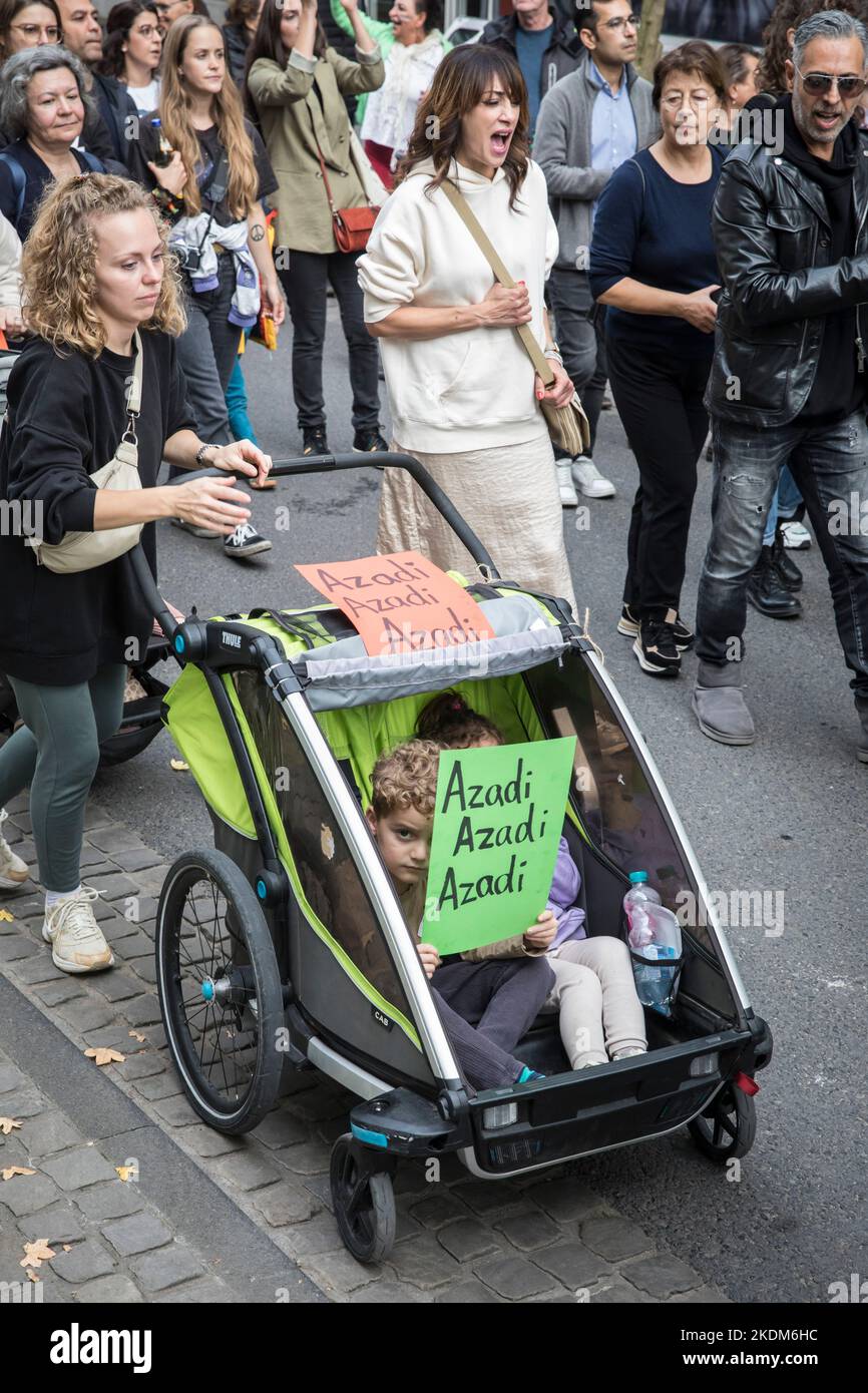 Manifestazione e raduno in solidarietà con le donne che protestano in Iran, slogan di protesta 'Donna. Vita. Freedom.', Colonia, Germania, 29.10.2022. Demonstra Foto Stock