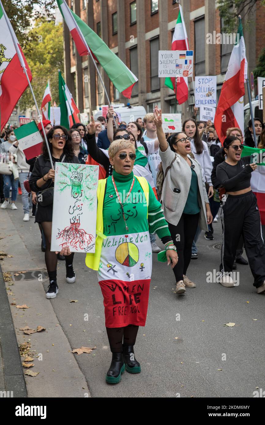 Manifestazione e raduno in solidarietà con le donne che protestano in Iran, slogan di protesta 'Donna. Vita. Freedom.', Colonia, Germania, 29.10.2022. Demonstrat Foto Stock