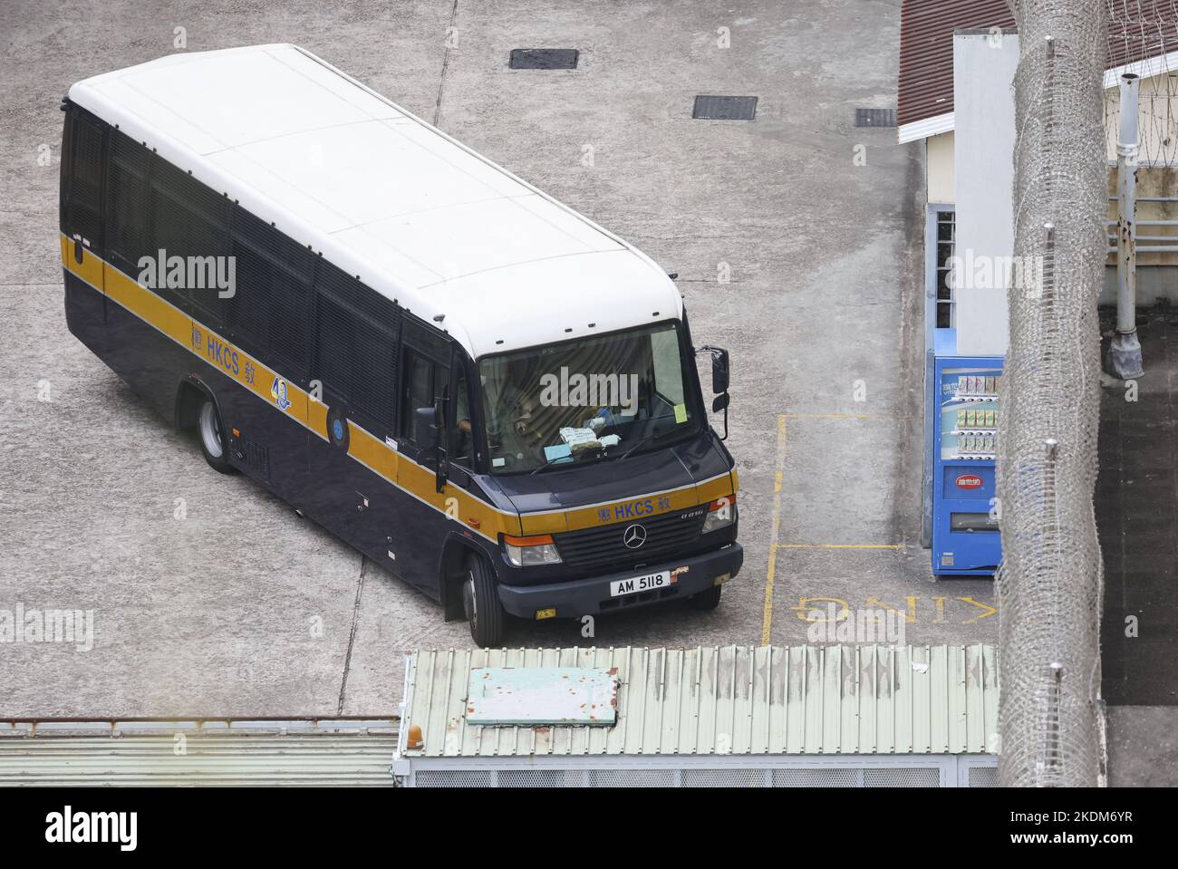 Un furgone carcerario con l'ex direttore di Stand News Patrick Lam Shiu-tung e l'ex direttore Chung Pui-kuen presso il Lai Chi Kok Reception Center. Due ex redattori dell'ormai defunto portale Stand News di fronte alla pubblicazione di pubblicazioni sedimentose Charges.01NOV22 SCMP/Yik Yeung-man Foto Stock