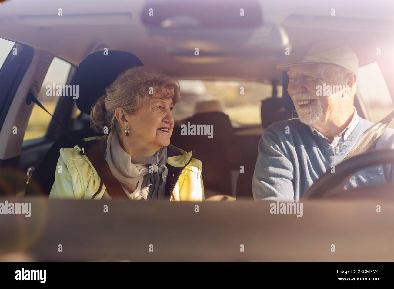 Coppia senior alla guida di una macchina Foto Stock