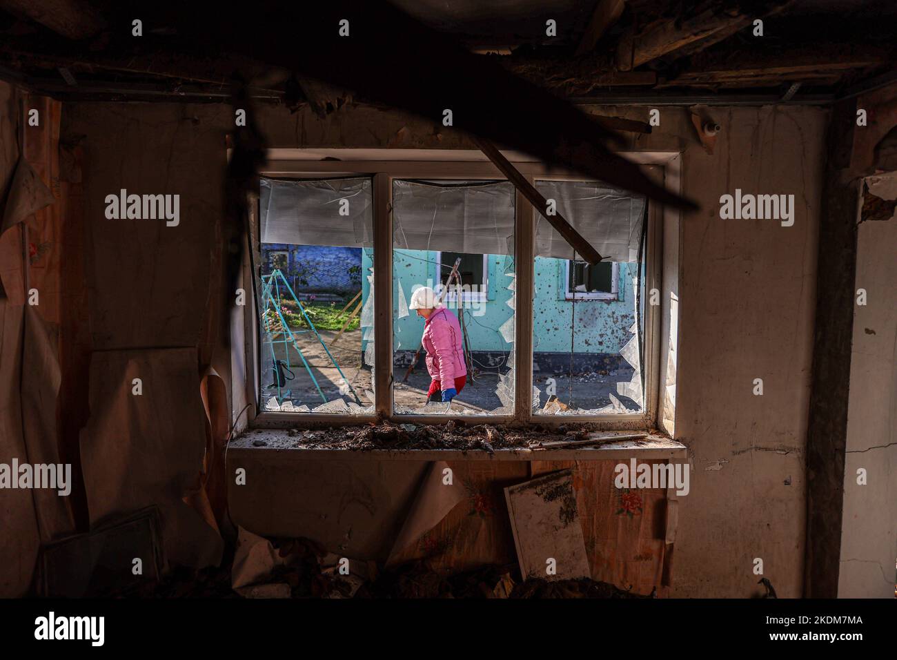 Kherson, Kherson Oblast, Ucraina. 7th Nov 2022. Una donna Ucraina pulisce la sua casa danneggiata che è stata colpita dall'artiglieria russa, in un villaggio a Kherson Oblast vicino alla prima linea. L'invasione russa dell'Ucraina entra nel suo 257th° giorno. A Donetsk e Luhansk sono stati denunciati nuovi attacchi alle infrastrutture e continuano i combattimenti, i blackout e la sospensione dell'approvvigionamento idrico e del riscaldamento colpiscono quotidianamente gli ucraini. (Credit Image: © Daniel Ceng Shou-Yi/ZUMA Press Wire) Foto Stock