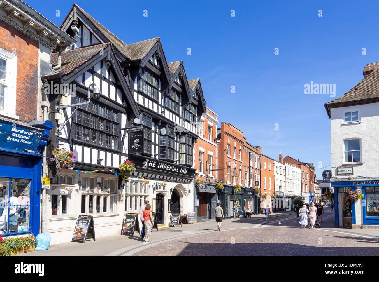 Hereford UK Independent Shops e il tudor Half in legno The Imperial Inn un pub su Widemarsh Street Hereford Herefordshire Inghilterra UK GB Europa Foto Stock