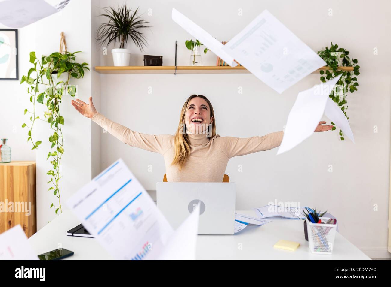 Giovane eccitato divertimento donna adulta gettando carte che celebrano il successo commerciale Foto Stock