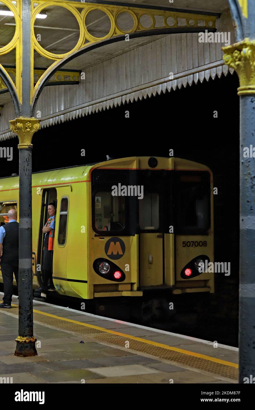 L'equipaggio di un treno Merseyrail ha una chiacchierata prima che il treno diventi il 23,08hrs da Ormskirk a Liverpool Central il sabato sera. Foto Stock