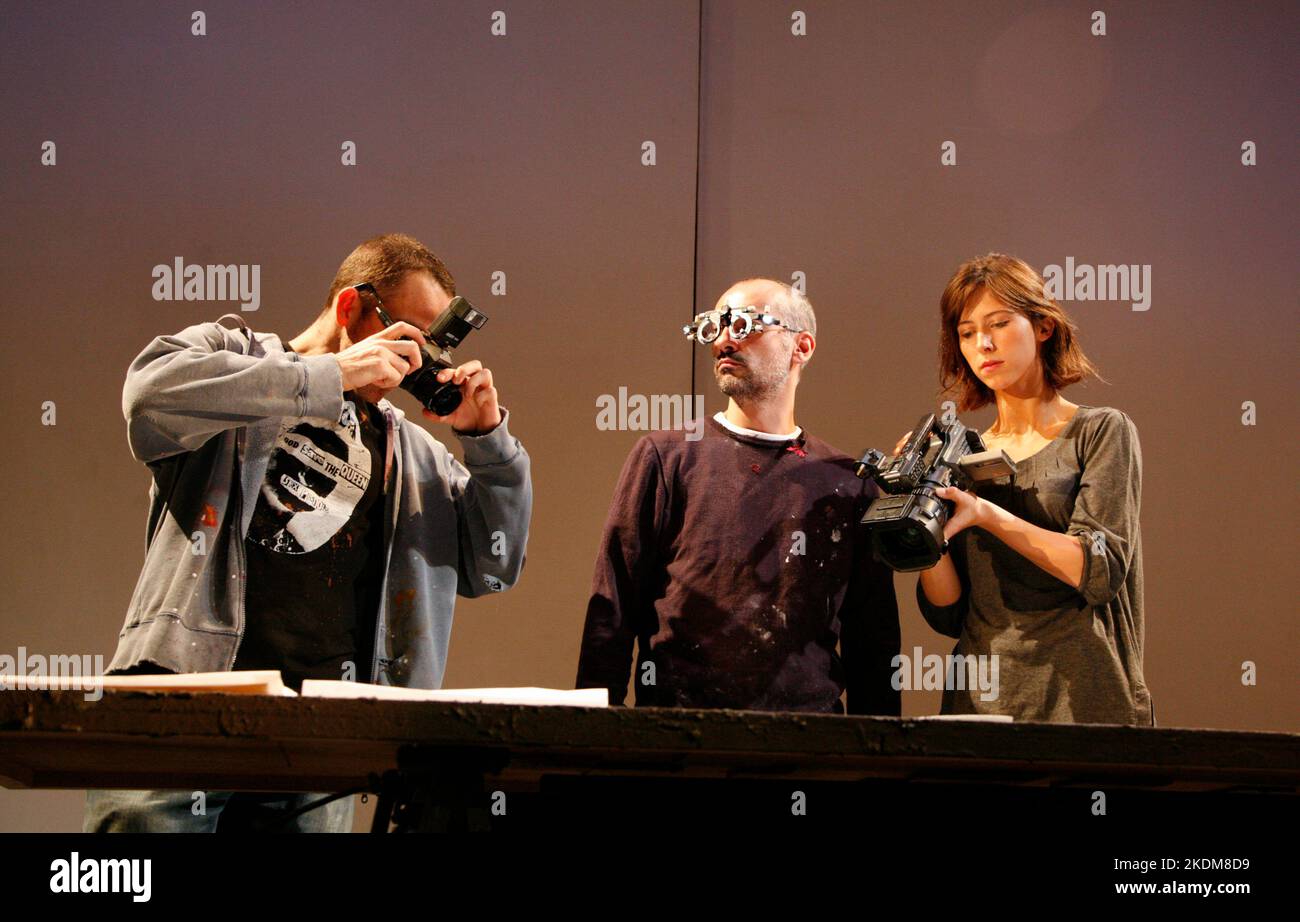 l-r: Jonjo o'Neill (Dinos Chapman), Stephen Noonan (Jake Chapman), Sophie Hunter (Helena) a FAUSTUS di Christopher Marlowe al Hampstead Theatre, Londra NW3 24/10/2006 in associazione con Headlong Theatre & Royal & Derngate Northampton design: Laura Hopkins illuminazione: Rick Fisher adattato da Rupert Goold & ben Gopert Direttore di potere Foto Stock
