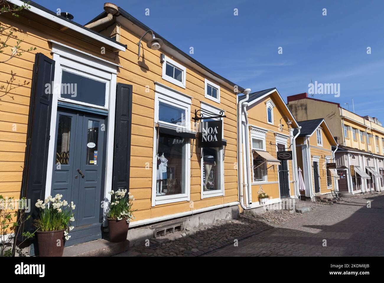 Porvoo, Finlandia - 7 maggio 2016: Vista sulla strada del centro storico di Porvoo con piccoli negozi e vecchie case in legno giallo Foto Stock