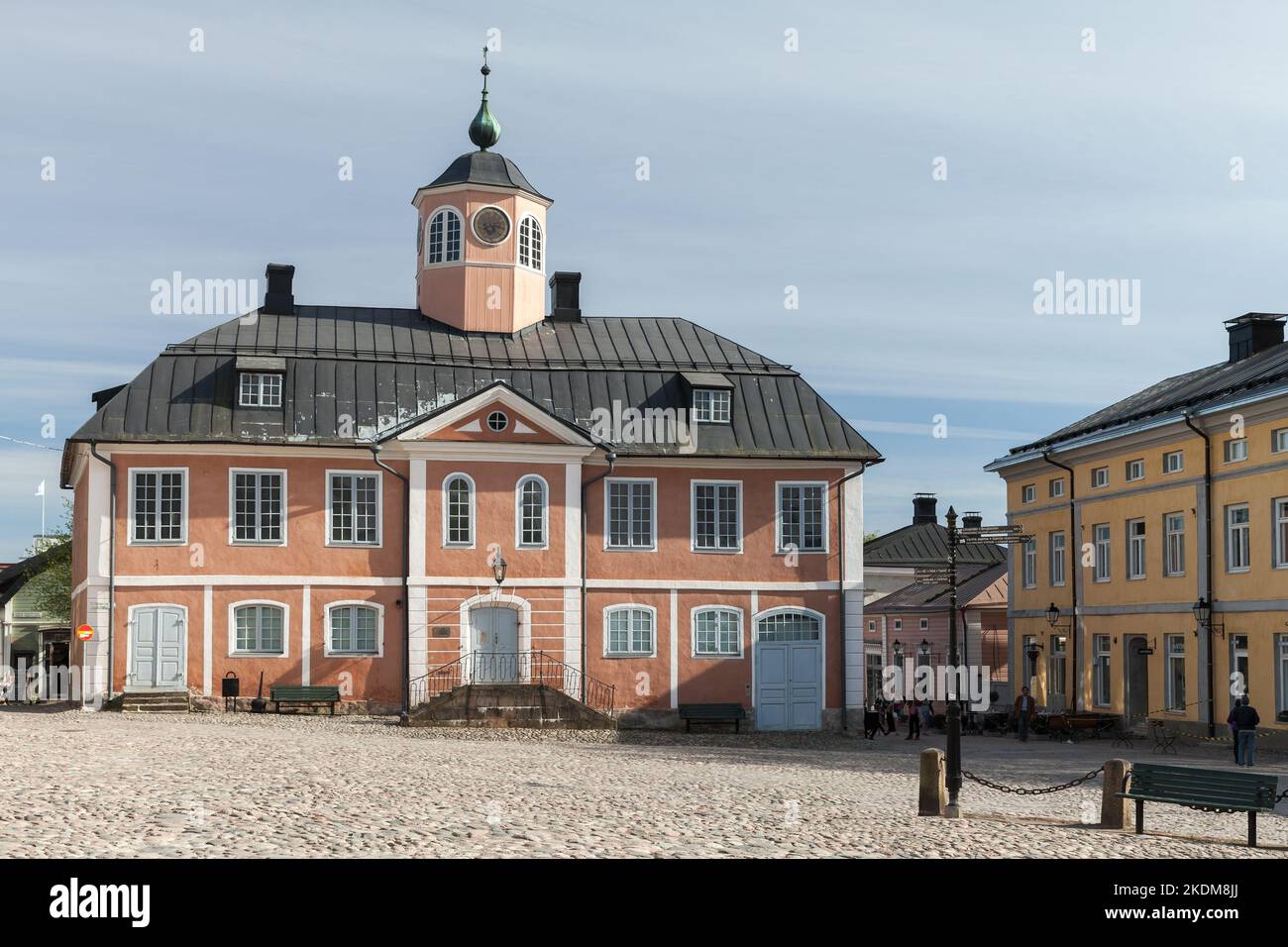 Porvoo, Finlandia - 7 maggio 2016: Esterno del municipio di Porvoo. La gente comune cammina per la piazza centrale della città Foto Stock