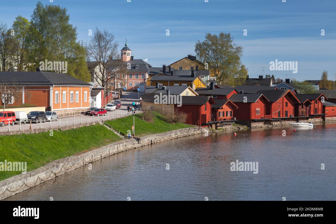 Porvoo, Finlandia - 7 maggio 2016: Paesaggio della città di Porvoo con case di legno rosso in piedi lungo la costa del fiume, gente comune a piedi la strada Foto Stock