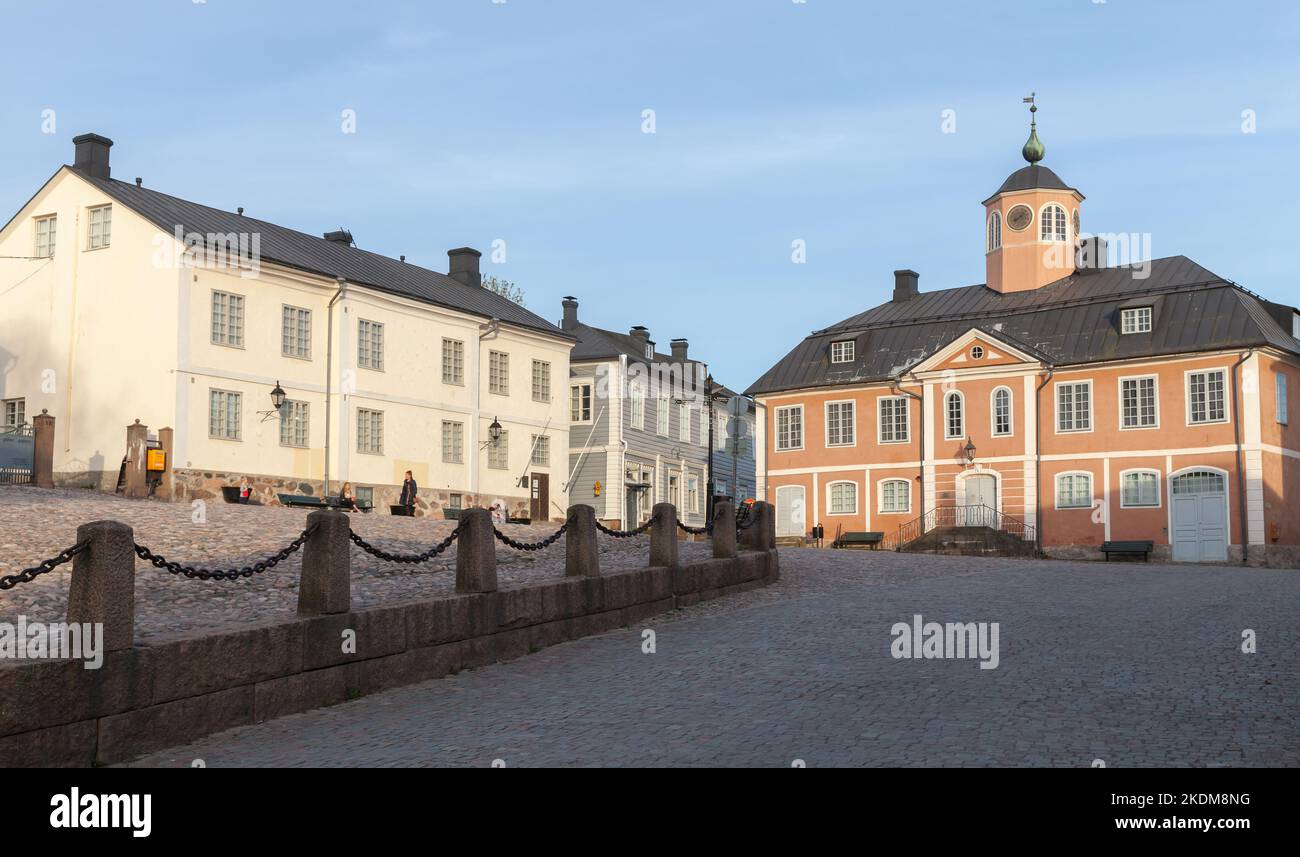 Porvoo, Finlandia - 7 maggio 2016: Vista sulla piazza della città di Porvoo. La gente comune è sulla strada Foto Stock