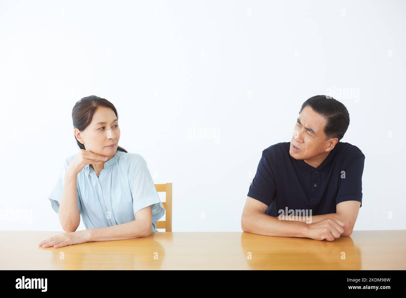 Coppia giapponese senior a casa Foto Stock
