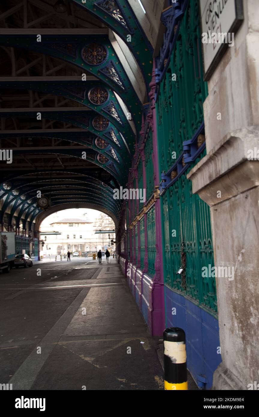 Grand Avenue, Smithfield Meat Market, Clerkenwell, Londra - ingresso principale al più importante mercato all'ingrosso della carne di Londra, risalente al 1200, WE Foto Stock